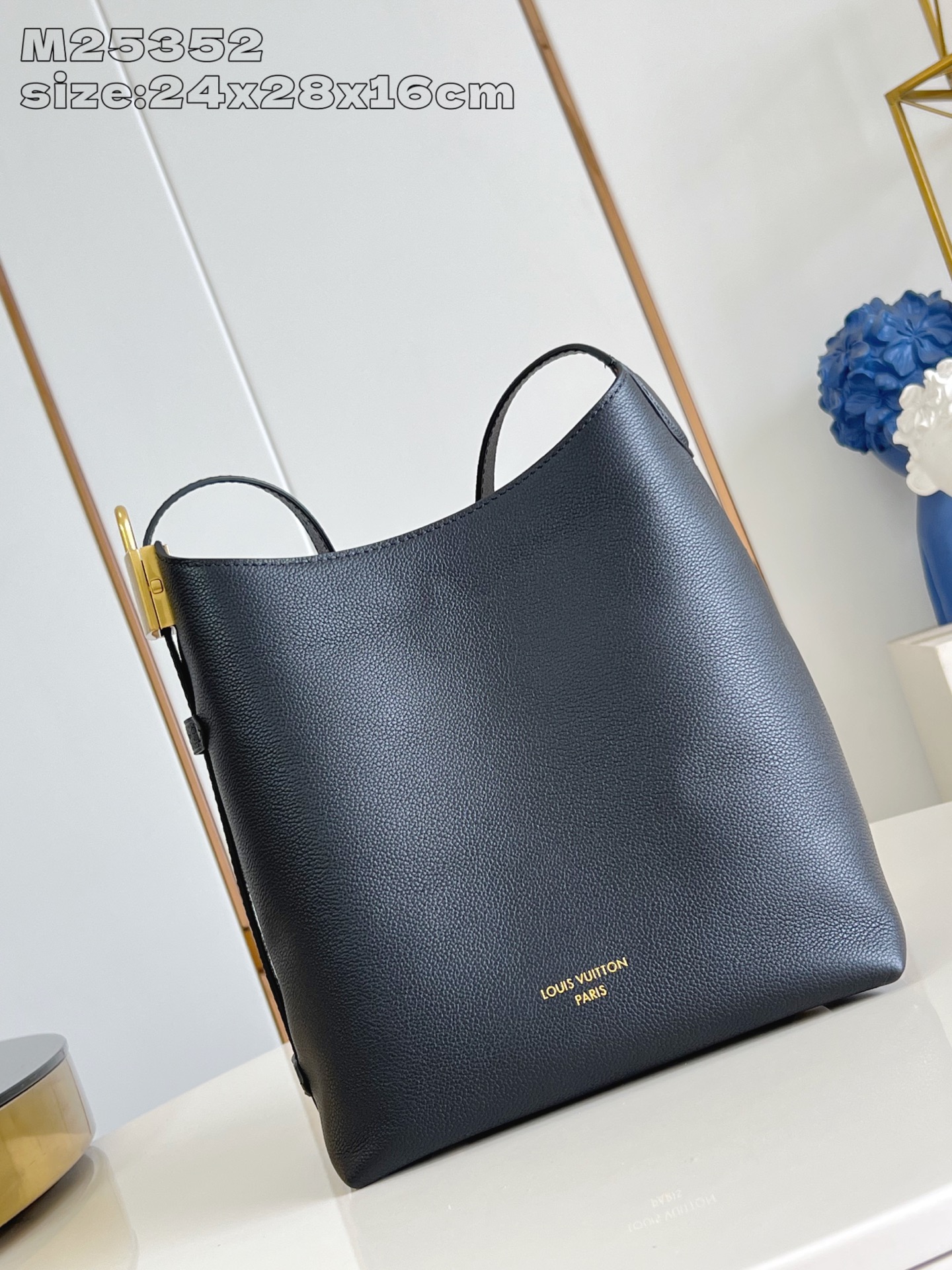 NO:405021,【Exclusive real photo M25352 black】 Low Key Hobo small handbag is smooth cowhide with sued cowhide leather lining, which can accommodate short wallets, large smartphones, keys and other small items. The shoulder straps can be adjusted by padlock buckle, and can be detached. Monogram canvas zipper inner bag for neat storage. 24 x 28 x 16 cm (length x height x width) Q.950,LV [original leather],louis vuitton,cowhide19860909【独家实拍 M25352黑】 Low Key Hobo 小号手袋为光滑牛皮革搭配绒面牛皮革内衬,可容纳短款钱夹、大号智能手机、钥匙和其他小物.肩带可通过挂锁搭扣调节,可拆卸 Monogram 帆布拉链内袋实现齐整收纳.24 x 28 x 16厘米(长度 x 高 x 宽) Q.950,LV【原厂皮】,louis vuitton,cowhide,Bag