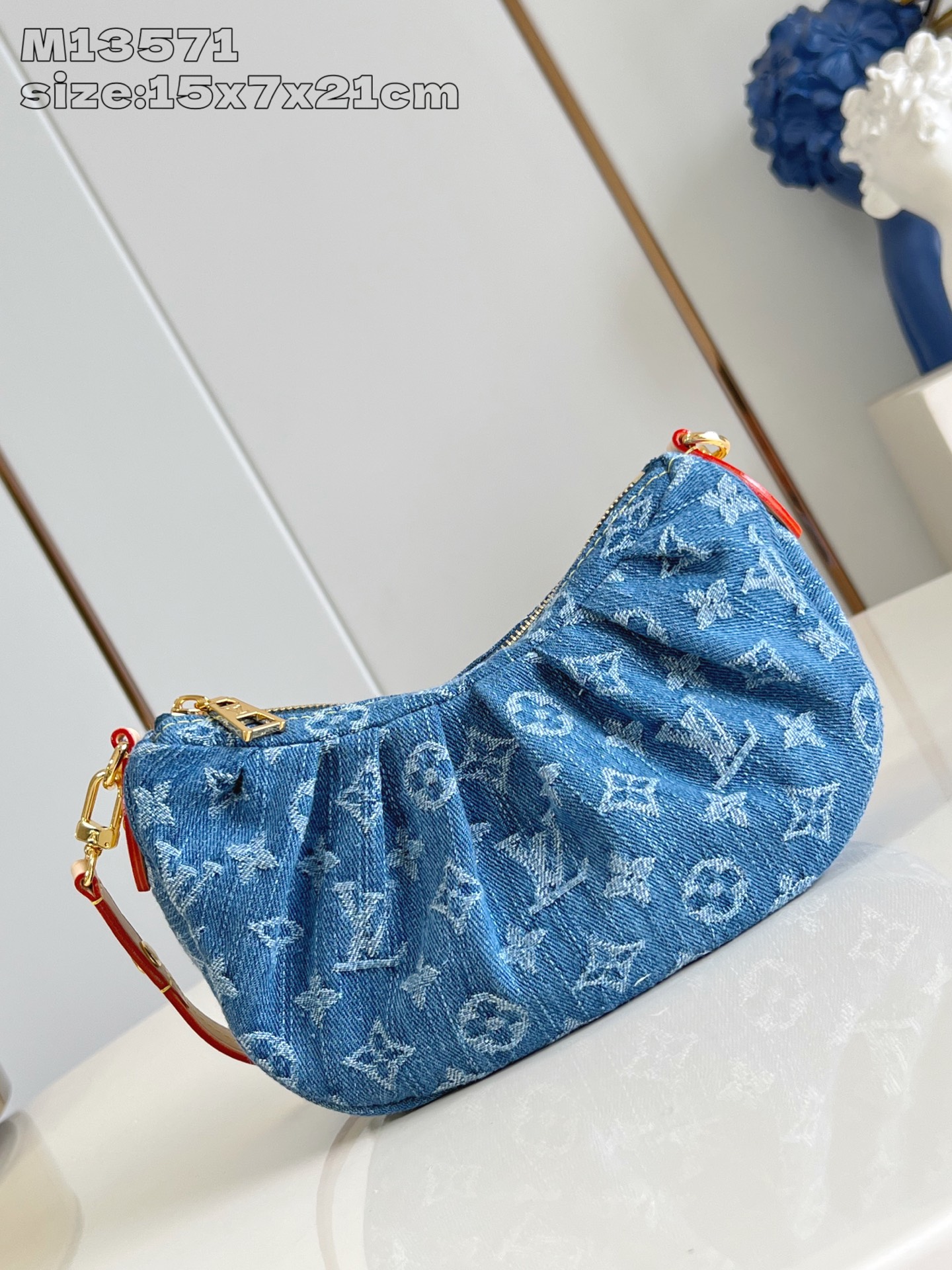 NO:404973,【Exclusive real shot M13571】Pochette Valley handbag material Monogram cotton denim cloth, paired with contrasting cowhide and dazzling metal parts, making the classic design modern. Remove the handle and turn into a clutch. 15 x 7 x 21 cm (height x width x length) S.550,LV【original leather】,louis vuitton,handbag,cowhide19860909【独家实拍 M13571】Pochette Valley 手袋取材 Monogram 棉质丹宁布,搭配撞色牛皮革饰边和耀目金属件,令经典设计绽放摩登风范.取下手柄即可化身手拿包.15 x 7 x 21 厘米 (高 x 宽 x 长度) S.550,LV【原厂皮】,louis vuitton,handbag,cowhide,Bag