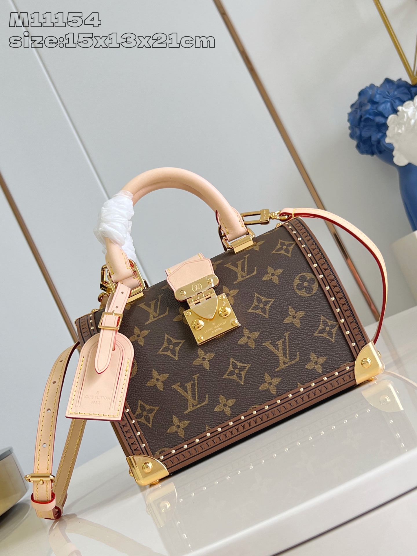 NO:404979,【Exclusive real photo M11154】This Iconic Speedy 20 handbag covers all the brand hard box elements, from the edge to the metal corners, details are presented everywhere. The removable and adjustable shoulder straps embellish the exquisite configuration, adding an elegant member to the hard box handbag family 15 x 13 x 21 cm (height x width x length) P.1550,LV [original leather],louis vuitton19860909【独家实拍 M11154】本款 Iconic Speedy 20 手袋尽数网罗品牌硬箱元素,从镶边到金属包角,各处细节均有呈现.可拆卸并调节的肩带点缀玲珑构型,为硬箱手袋家族再添雅致一员 15 x 13 x 21厘米 (高 x 宽 x 长度) P.1550,LV【原厂皮】,louis vuitton,Bag