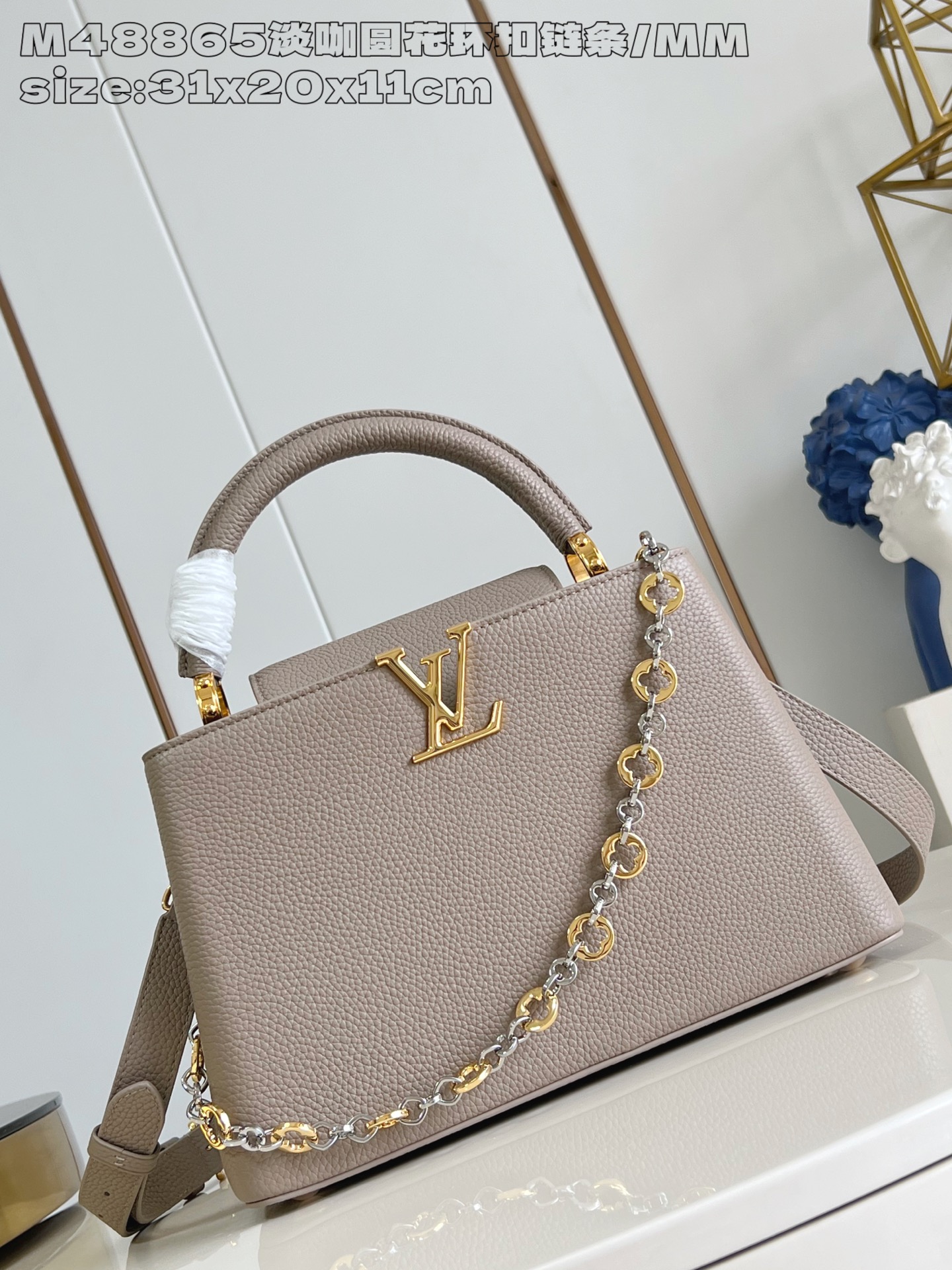 NO:404991,【Exclusive real photo M48865 light coffee round garland buckle chain/medium size】M12935 This Capucines medium-sized handbag comes from the Chain On You series, with Taurillon cowhide focusing on the brand's ingenuity and exquisite craftsmanship. Jewelry style double-plated chain embellishes Monogram flowers, round LV letters and metal parts add exquisite brushstrokes. Whether crossbody, hand or shoulder, it can show elegant style. 20 x 11 x 31.5 cm (height x width x length) N.1500,LV [original leather],louis vuitton,cowhide19860909【独家实拍 M48865淡咖圆花环扣链条/中号】M12935 本款 Capucines 中号手袋出自 Chain On You 系列,以 Taurillon 牛皮革聚焦品牌匠心巧思与精良工艺.珠宝风格双镀链条点缀 Monogram 花卉,圆润 LV 字母和金属件再添考究笔触.无论斜挎、手提或肩背,均可展露优雅格调.20 x 11 x 31.5厘米 (高 x 宽 x 长度) N.1500,LV【原厂皮】,louis vuitton,cowhide,Bag