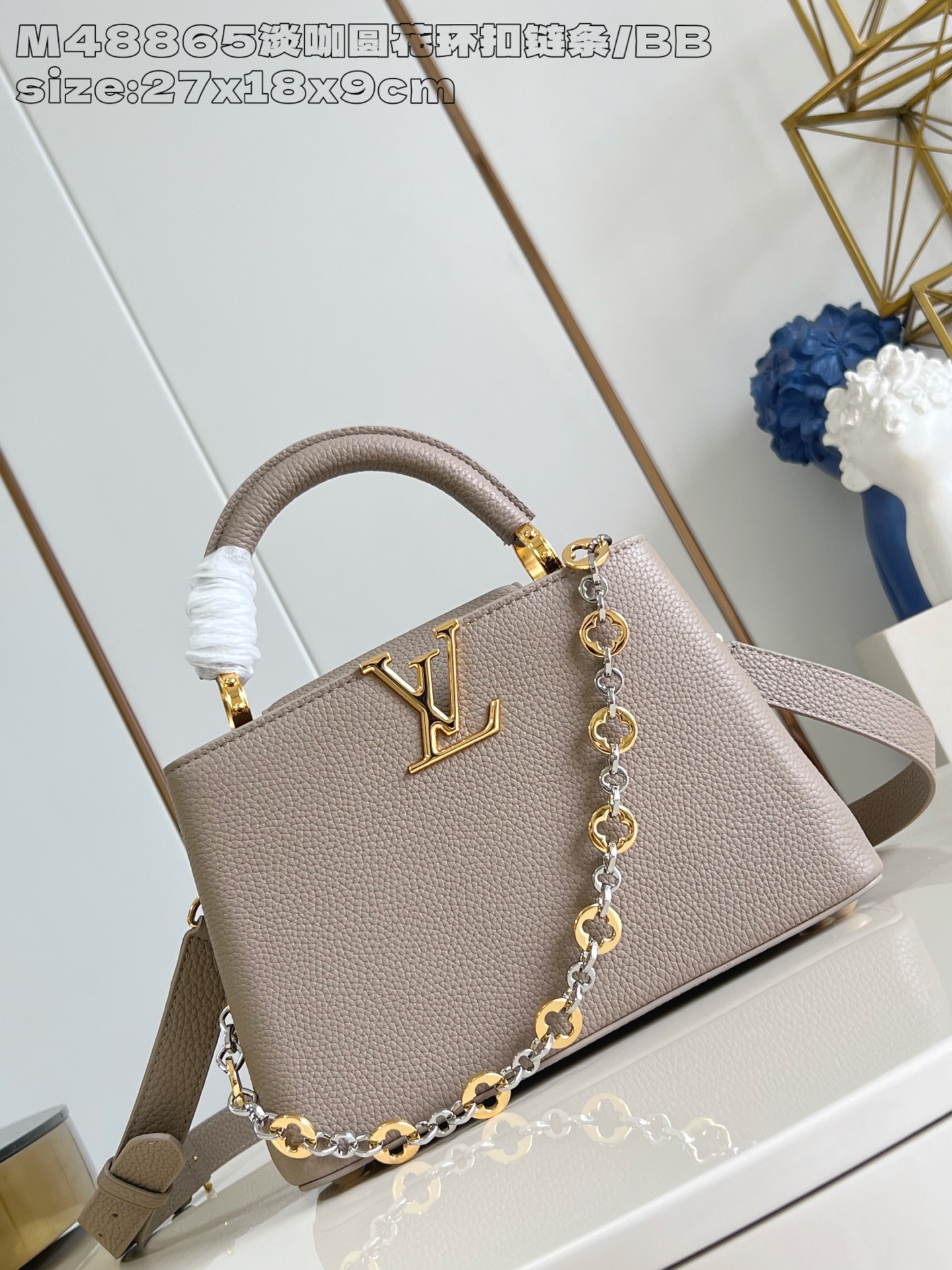 NO:404997,[Exclusive real photo M48865 light coffee round garland buckle chain/small] This Capucines BB handbag is made of flexible Taurillon cowhide leather, with jewelry style double-plated chains and Monogram floral elements to indicate the identity of the Chain On You series. The flap can be placed on both sides of the inside and outside, with a abundant configuration and multiple inner bags for easy storage of daily needs, rounded LV letters add intricate details. 12 x 8 x 22 cm (height x width x length) N.1400,LV [original leather],louis vuitton,cowhide19860909【独家实拍 M48865淡咖圆花环扣链条/小号】 本款 Capucines BB 手袋取材柔韧 Taurillon 牛皮革,以珠宝风格双镀链条和 Monogram 花卉元素点明 Chain On You 系列身份.翻盖可置于内外两侧,充裕构型和多重内袋方便收纳日常所需,圆润 LV 字母再添匠心细节.12 x 8 x 22 厘米 (高 x 宽 x 长度) N.1400,LV【原厂皮】,louis vuitton,cowhide,Bag