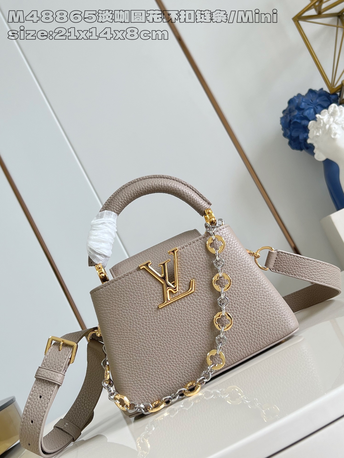 NO:405002,【Exclusive real photo M48865 light coffee round garland buckle chain/mini】This Capucines mini handbag comes from Capucines Chain On You series, which creates plenty of space with soft Taurillon cowhide leather, which can store daily needs such as short wallets, keys and lipsticks. The jewelry style double-plated chain is integrated into Monogram floral details, which complements the rounded LV letters, and is suitable for both in-covering or exterior. 14 x 8 x 21 cm (height x width x length) N.1300,LV [original leather],louis vuitton,cowhide19860909【独家实拍 M48865淡咖圆花环扣链条/迷你】本款 Capucines 迷你手袋出自 Capucines Chain On You 系列,以柔软 Taurillon 牛皮革塑造充裕空间,可收纳短款钱夹、钥匙和口红等日常所需.珠宝风格双镀链条融入 Monogram 花卉细节,与圆润 LV 字母相得益彰,翻盖内收或外置皆宜.14 x 8 x 21 厘米 (高 x 宽 x 长度) N.1300,LV【原厂皮】,louis vuitton,cowhide,Bag