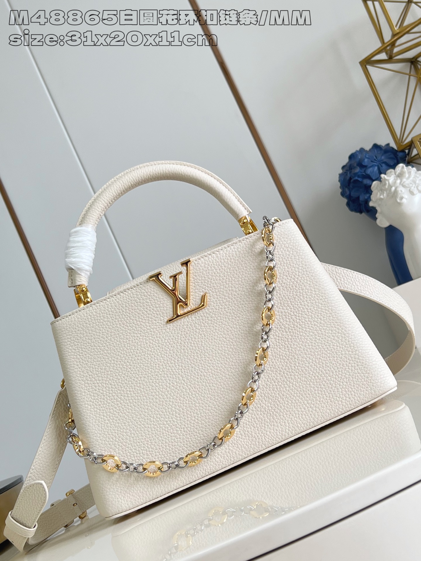NO:405007,【Exclusive real photo M48865 milky white round garland buckle chain/medium size】 This Capucines medium-sized handbag comes from the Chain On You series, with Taurillon cowhide focusing on the brand's ingenuity and exquisite craftsmanship. Jewelry style double-plated chain embellishes Monogram flowers, round LV letters and metal parts add exquisite brushstrokes. Whether crossbody, hand or shoulder, it can show elegant style. 20 x 11 x 31.5 cm (height x width x length) N.1500,LV [original leather],louis vuitton,cowhide19860909【独家实拍 M48865奶白圆花环扣链条/中号】 本款 Capucines 中号手袋出自 Chain On You 系列,以 Taurillon 牛皮革聚焦品牌匠心巧思与精良工艺.珠宝风格双镀链条点缀 Monogram 花卉,圆润 LV 字母和金属件再添考究笔触.无论斜挎、手提或肩背,均可展露优雅格调.20 x 11 x 31.5厘米 (高 x 宽 x 长度) N.1500,LV【原厂皮】,louis vuitton,cowhide,Bag