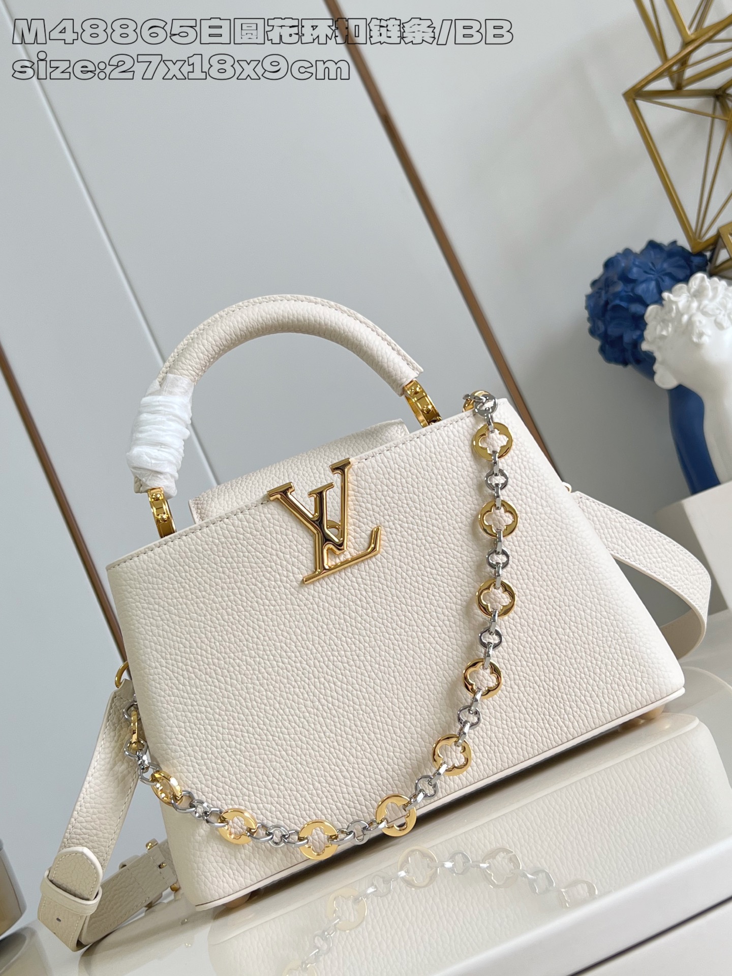NO:405012,[Exclusive real photo M48865 milky white round garland buckle chain/small] This Capucines BB handbag is made of flexible Taurillon cowhide leather, with jewelry style double-plated chains and Monogram floral elements to indicate the identity of the Chain On You series. The flap can be placed on both sides of the inside and outside, with a abundant configuration and multiple inner bags for easy storage of daily needs, rounded LV letters add intricate details. 12 x 8 x 22 cm (height x width x length) N.1400,LV [original leather],louis vuitton,cowhide19860909【独家实拍 M48865奶白圆花环扣链条/小号】 本款 Capucines BB 手袋取材柔韧 Taurillon 牛皮革,以珠宝风格双镀链条和 Monogram 花卉元素点明 Chain On You 系列身份.翻盖可置于内外两侧,充裕构型和多重内袋方便收纳日常所需,圆润 LV 字母再添匠心细节.12 x 8 x 22 厘米 (高 x 宽 x 长度) N.1400,LV【原厂皮】,louis vuitton,cowhide,Bag