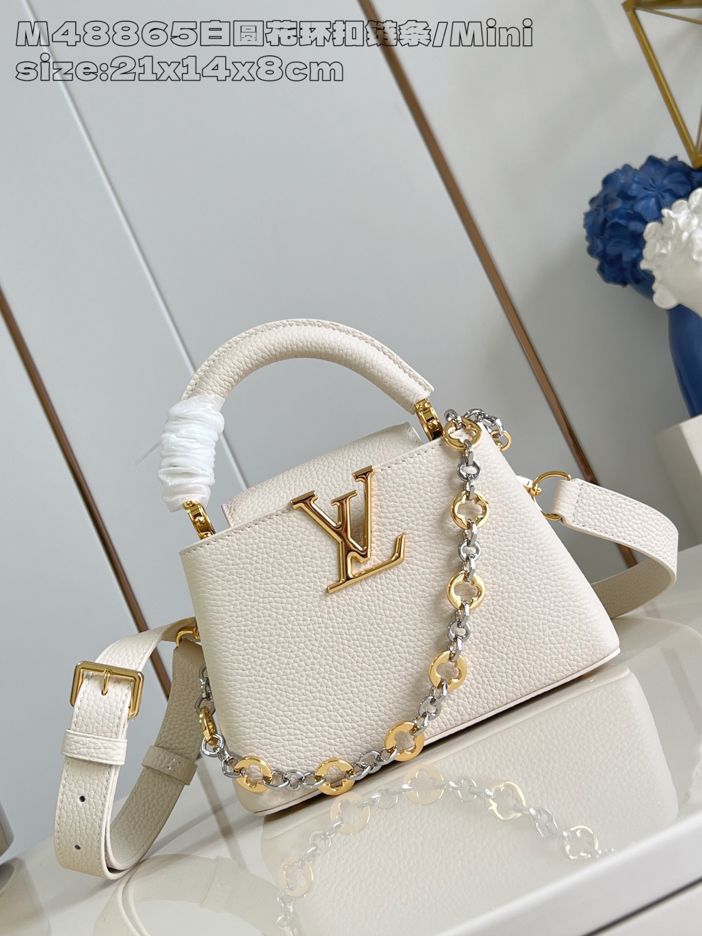 NO:405017,【Exclusive real photo M48865 milky white round garland buckle chain/mini】This Capucines mini handbag comes from Capucines Chain On You series, which creates plenty of space with soft Taurillon cowhide leather, which can store daily needs such as short wallets, keys and lipsticks. The jewelry style double-plated chain is integrated into Monogram floral details, which complements the rounded LV letters, and is suitable for both in-covering or exterior. 14 x 8 x 21 cm (height x width x length) N.1300,LV [original leather],louis vuitton,cowhide19860909【独家实拍 M48865奶白圆花环扣链条/迷你】本款 Capucines 迷你手袋出自 Capucines Chain On You 系列,以柔软 Taurillon 牛皮革塑造充裕空间,可收纳短款钱夹、钥匙和口红等日常所需.珠宝风格双镀链条融入 Monogram 花卉细节,与圆润 LV 字母相得益彰,翻盖内收或外置皆宜.14 x 8 x 21 厘米 (高 x 宽 x 长度) N.1300,LV【原厂皮】,louis vuitton,cowhide,Bag