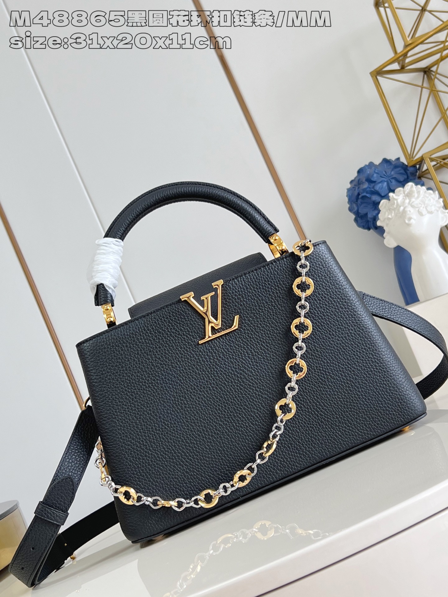 NO:405022,【Exclusive real photo M48865 black round garland buckle chain/medium size】 This Capucines medium-sized handbag comes from the Chain On You series, with Taurillon cowhide focusing on the brand's ingenuity and exquisite craftsmanship. Jewelry style double-plated chain embellishes Monogram flowers, round LV letters and metal parts add exquisite brushstrokes. Whether crossbody, hand or shoulder, it can show elegant style. 20 x 11 x 31.5 cm (height x width x length) N.1500,LV [original leather],louis vuitton,cowhide19860909【独家实拍 M48865黑圆花环扣链条/中号】 本款 Capucines 中号手袋出自 Chain On You 系列,以 Taurillon 牛皮革聚焦品牌匠心巧思与精良工艺.珠宝风格双镀链条点缀 Monogram 花卉,圆润 LV 字母和金属件再添考究笔触.无论斜挎、手提或肩背,均可展露优雅格调.20 x 11 x 31.5厘米 (高 x 宽 x 长度) N.1500,LV【原厂皮】,louis vuitton,cowhide,Bag