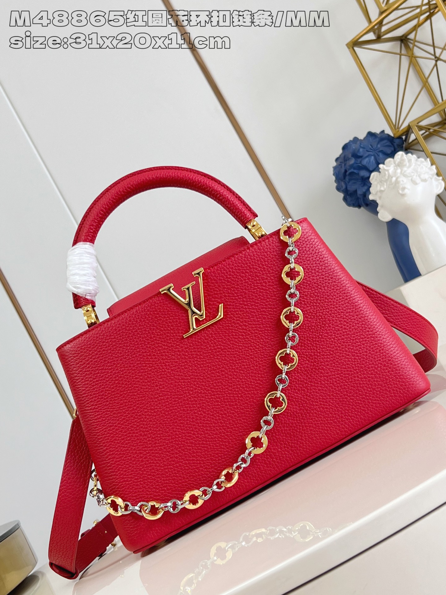 NO:405033,【Exclusive real photo M48865 red round garland buckle chain/medium size】M12935 This Capucines medium size handbag comes from Chain On You series, with Taurillon cowhide focusing on the brand's ingenuity and exquisite craftsmanship. Jewelry style double-plated chain embellishes Monogram flowers, round LV letters and metal parts add exquisite brushstrokes. Whether crossbody, hand or shoulder, it can show elegant style. 20 x 11 x 31.5 cm (height x width x length) N.1500,LV [original leather],louis vuitton,cowhide19860909【独家实拍 M48865红圆花环扣链条/中号】M12935 本款 Capucines 中号手袋出自 Chain On You 系列,以 Taurillon 牛皮革聚焦品牌匠心巧思与精良工艺.珠宝风格双镀链条点缀 Monogram 花卉,圆润 LV 字母和金属件再添考究笔触.无论斜挎、手提或肩背,均可展露优雅格调.20 x 11 x 31.5厘米 (高 x 宽 x 长度) N.1500,LV【原厂皮】,louis vuitton,cowhide,Bag