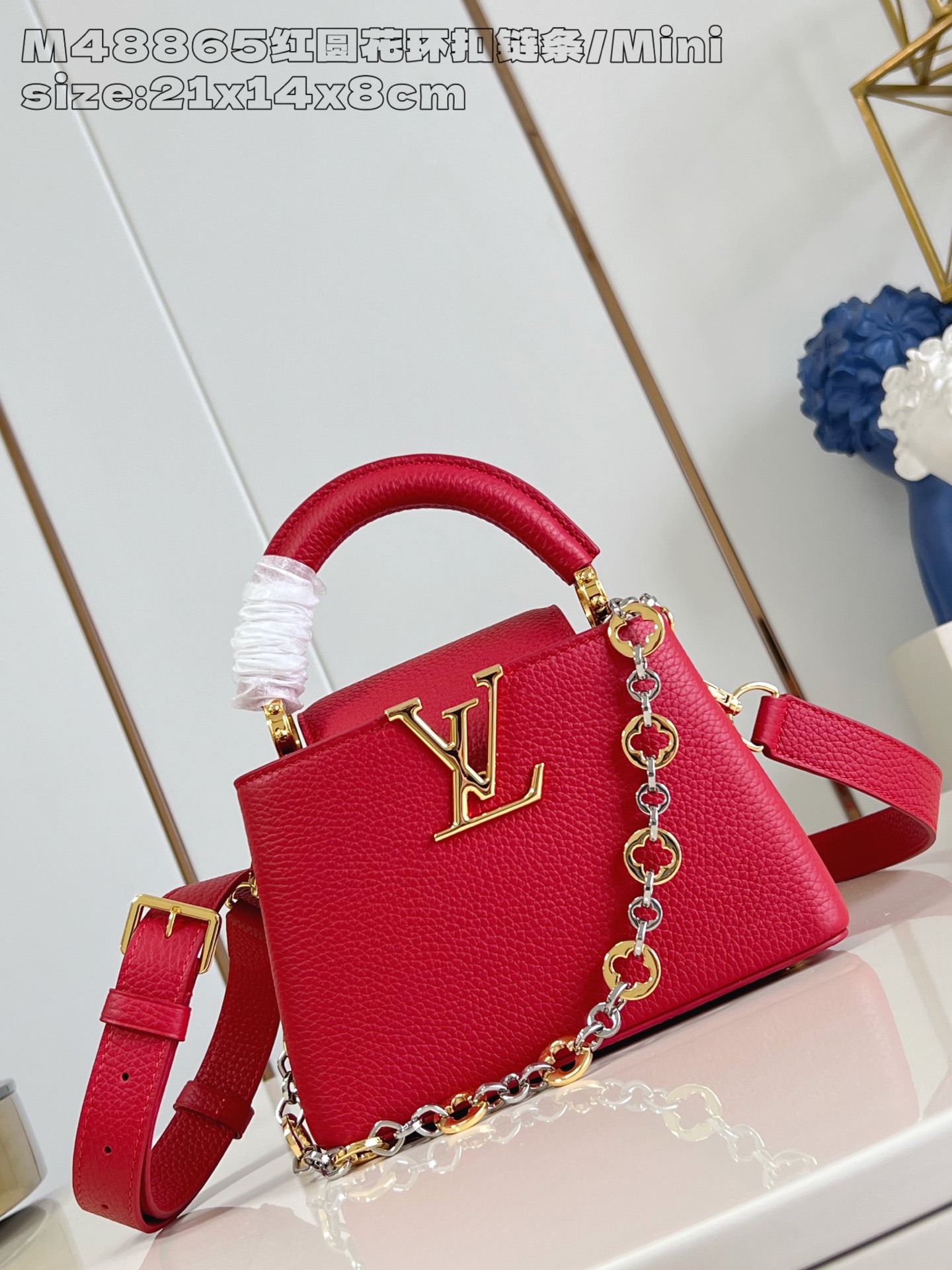 NO:405040,【Exclusive real photo M48865 red round garland buckle chain/mini】This Capucines mini handbag comes from Capucines Chain On You series, which creates plenty of space with soft Taurillon cowhide leather, which can store daily needs such as short wallets, keys and lipsticks. The jewelry style double-plated chain is integrated into Monogram floral details, which complements the rounded LV letters, and is suitable for both in-covering or exterior. 14 x 8 x 21 cm (height x width x length) N.1300,LV [original leather],louis vuitton,cowhide19860909【独家实拍 M48865红圆花环扣链条/迷你】本款 Capucines 迷你手袋出自 Capucines Chain On You 系列,以柔软 Taurillon 牛皮革塑造充裕空间,可收纳短款钱夹、钥匙和口红等日常所需.珠宝风格双镀链条融入 Monogram 花卉细节,与圆润 LV 字母相得益彰,翻盖内收或外置皆宜.14 x 8 x 21 厘米 (高 x 宽 x 长度) N.1300,LV【原厂皮】,louis vuitton,cowhide,Bag