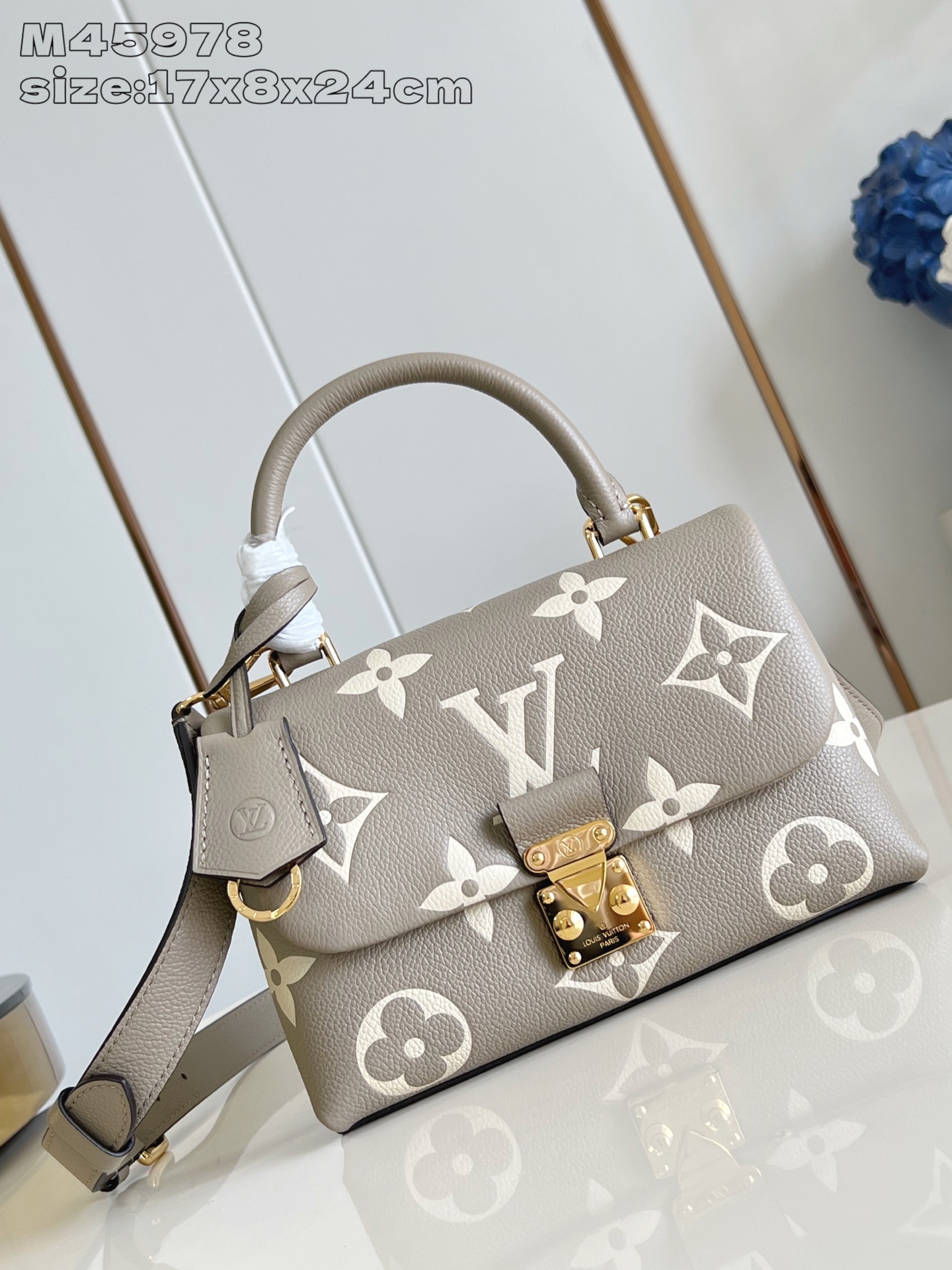 NO:405034,【Exclusive real photo M45978 gray silk screen】This Madeleine BB handbag is made of Monogram Empreinte leather with large Monogram embossed and printed, and its S-lock lock is also presented in the Pochette Métis handbag. It uses a single handle on the top and a removable shoulder strap to elegantly switch the carrying method. 17 x 8.5 x 24 cm (height x width x length) Q.880,LV [original leather],louis vuitton19860909【独家实拍 M45978灰丝印】本款 Madeleine BB 手袋为 Monogram Empreinte 皮革铺陈大号 Monogram 压纹和印花,其 S-lock 锁扣在 Pochette Métis 手袋中亦有呈现.巧用顶部单手柄和可拆卸肩带,优雅切换背携方式.17 x 8.5 x 24厘米 (高 x 宽 x 长度) Q.880,LV【原厂皮】,louis vuitton,Bag