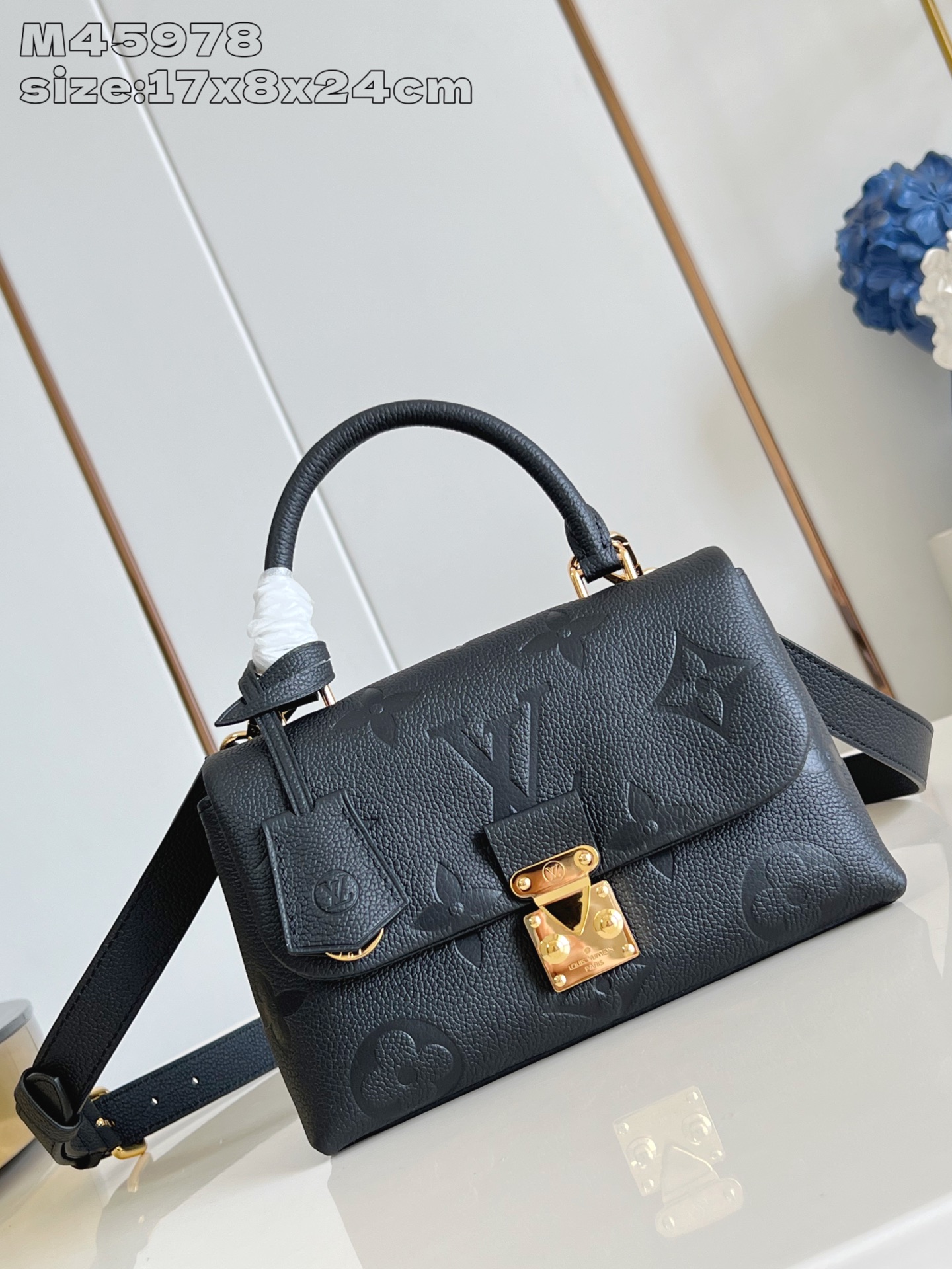 NO:405038,【Exclusive real photo M45978 black silk screen】M45977 This Madeleine BB handbag is made of Monogram Empreinte leather with large Monogram embossed and printed, and its S-lock lock is also presented in the Pochette Métis handbag. It uses a single handle on the top and a removable shoulder strap to elegantly switch the carrying method. 17 x 8.5 x 24 cm (height x width x length) Q.880,LV [original leather],louis vuitton19860909【独家实拍 M45978黑丝印】M45977 本款 Madeleine BB 手袋为 Monogram Empreinte 皮革铺陈大号 Monogram 压纹和印花,其 S-lock 锁扣在 Pochette Métis 手袋中亦有呈现.巧用顶部单手柄和可拆卸肩带,优雅切换背携方式.17 x 8.5 x 24厘米 (高 x 宽 x 长度) Q.880,LV【原厂皮】,louis vuitton,Bag