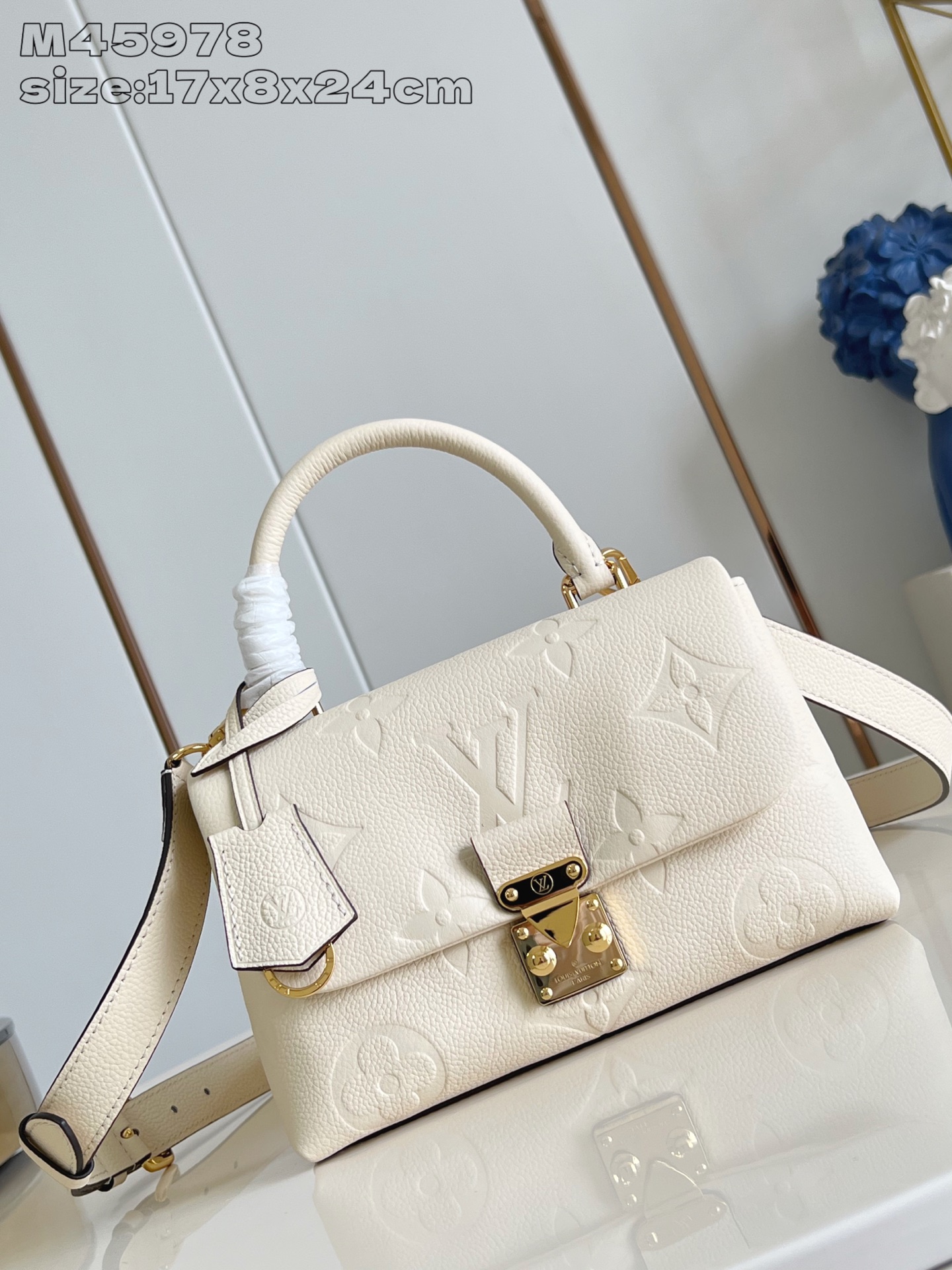 NO:405042,【Exclusive real photo M45978 white embossed】M46008 This Madeleine BB handbag is made of Monogram Empreinte leather with large Monogram embossed and printed, and its S-lock lock is also presented in the Pochette Métis handbag. It uses a single handle on the top and a removable shoulder strap to elegantly switch the carrying method. 17 x 8.5 x 24 cm (height x width x length) Q.880,LV [original leather],louis vuitton19860909【独家实拍 M45978白压花】M46008 本款 Madeleine BB 手袋为 Monogram Empreinte 皮革铺陈大号 Monogram 压纹和印花,其 S-lock 锁扣在 Pochette Métis 手袋中亦有呈现.巧用顶部单手柄和可拆卸肩带,优雅切换背携方式.17 x 8.5 x 24厘米 (高 x 宽 x 长度) Q.880,LV【原厂皮】,louis vuitton,Bag