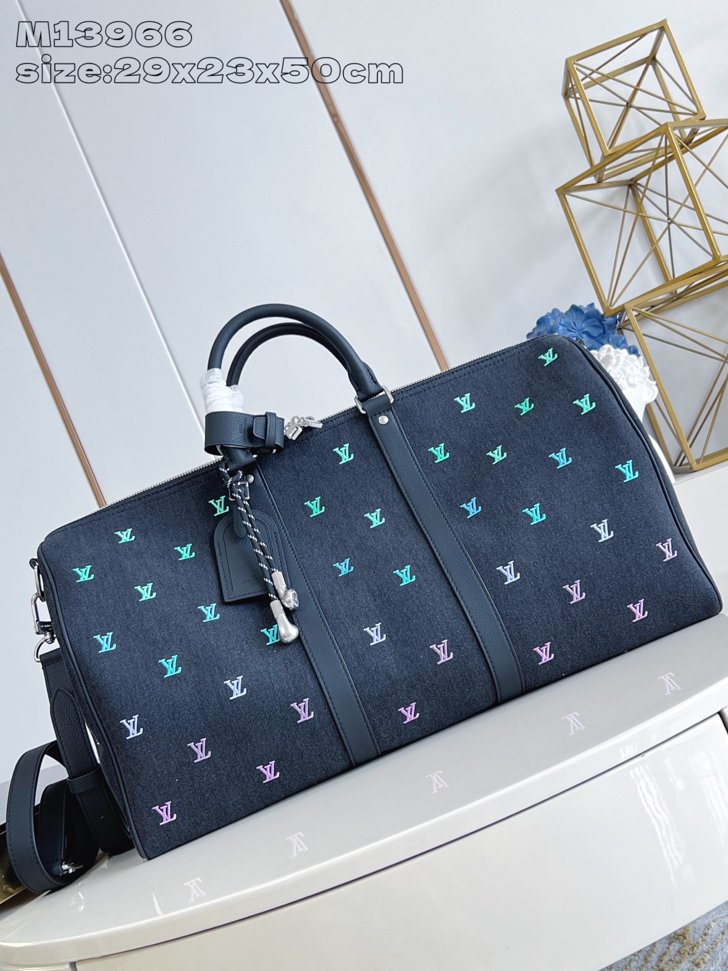 NO:405048,【Exclusive real shot M13966】Pharrell Williams uses a deep LV Blason denim to interpret Keepall Bandoulière 50 travel bag, which uses keen synesthesia to turn the leaping notes into colorful LV letter embroidery, injecting exquisite meaning into the classic configuration. 29 x 23 x 50 cm (height x width x length) A.1150 【warm reminder This model is too big and does not fit in packaging】, LV [original leather], louis vuitton19860909【独家实拍 M13966】Pharrell Williams 选用深邃 LV Blason 丹宁演绎 Keepall Bandoulière 50 旅行袋,以敏锐通感将跃动音符化为缤纷 LV 字母刺绣,为经典构型注入考究意味.29 x 23 x 50 厘米 (高 x 宽 x 长度) A.1150【温馨提示 此款太大不配包装】,LV【原厂皮】,louis vuitton,Bag