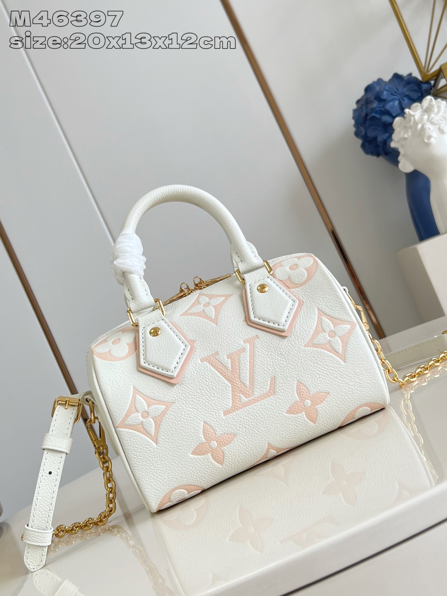 NO:405053,【Exclusive real photo M46397 meter white chocolate】This Speedy Bandoulière 20 handbag comes from the brand new Dégradé series, the Monogram Empreinte embossed leather bag is colorful, adding a touch of bright color to the seasonal outfit. The roller pressing Toron handle and adjustable shoulder strap enable the elbow and shoulder to switch at will, making it a good companion for urban life and summer parties. Detailed features 20.5 x 13.5 x 12 cm (length x height x width) Q.900,LV [original leather],louis vuitton19860909【独家实拍 M46397米白巧克力】本款 Speedy Bandoulière 20 手袋出自崭新 Dégradé 系列,Monogram Empreinte 压纹皮革包身呈现缤纷色彩,为当季着装增添一抹亮色.辊压 Toron 手柄与可调节肩带实现肘挎肩背随心切换,成就都市生活与夏日聚会良伴.详细特征20.5 x 13.5 x 12厘米(长度 x 高 x 宽) Q.900,LV【原厂皮】,louis vuitton,Bag