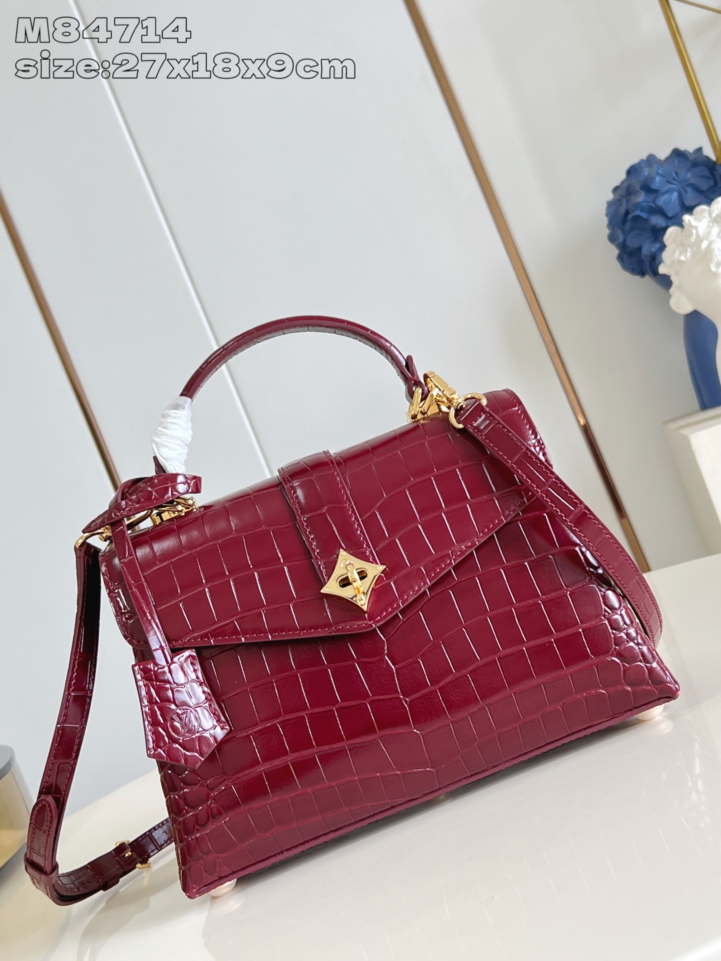 NO:405082,【Exclusive real photo M84714 Wine-red and bright crocodile pattern gold core/small】Rose des Vents small handbag is made of smooth material and grained calfskin outlines elegant lines, embellished with golden LV padlocks, shining with shining light. Use the top handle and removable and adjustable shoulder straps to create a unique charm such as elegant elbow or practical crossbody for daily travel. Size 27 x 18 x 9cm fd.1400, LV [original leather], louis vuitton, cowhide19860909【独家实拍 M84714酒红亮光鳄鱼纹金芯/小号】Rose des Vents 小号手袋取材光滑与粒面小牛皮勾勒雅致线条,点缀金色 LV 挂锁绽放闪耀光芒.巧用顶部手柄和可拆卸并调节的肩带,为日常出行打造优雅肘挎或实用斜挎等别样韵味.尺寸27 x 18 x 9cm fd.1400,LV【原厂皮】,louis vuitton,cowhide,Bag