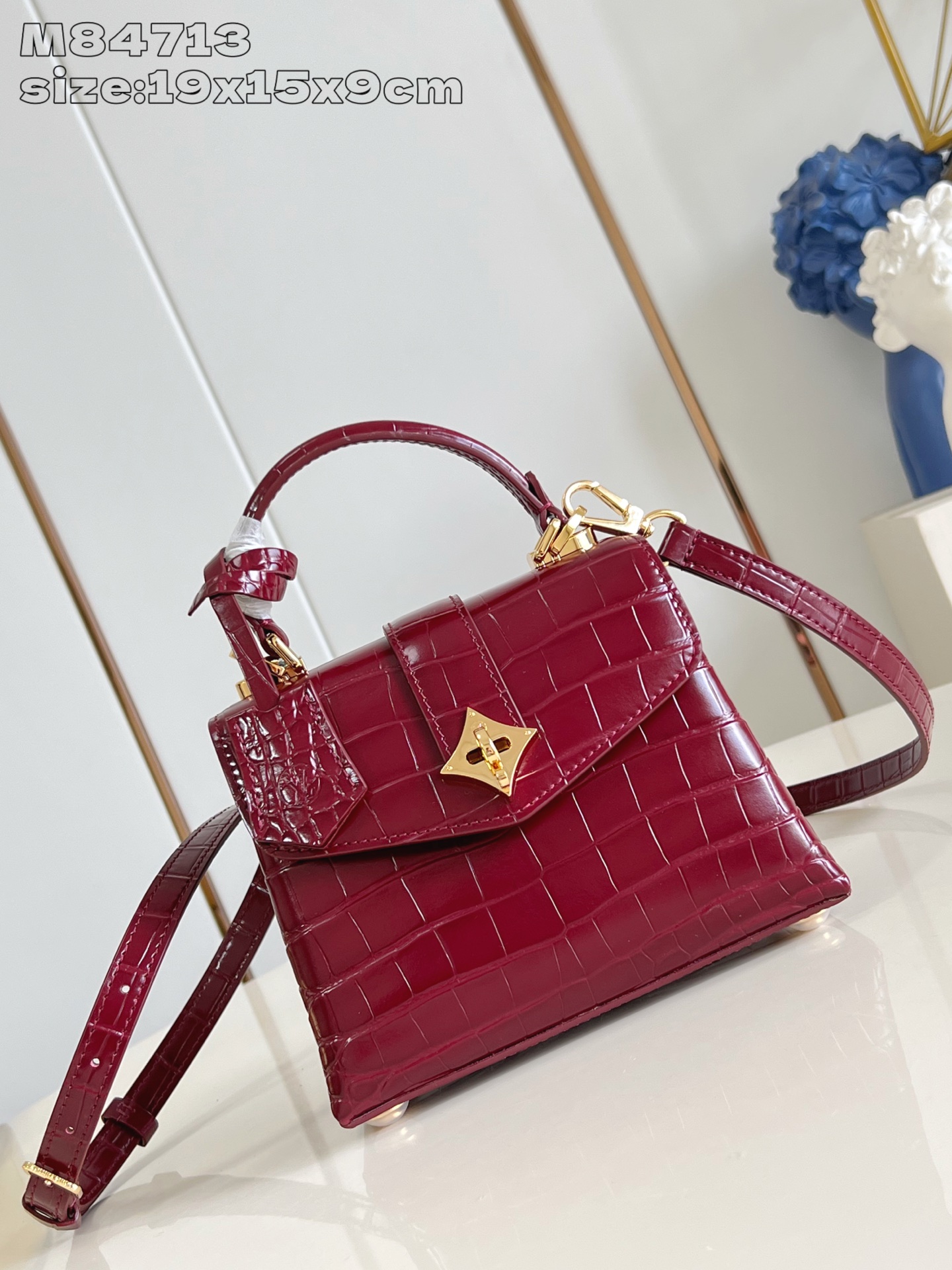 NO:405088,【Exclusive real photo M84713 Wine-red and bright crocodile pattern gold core/mini】Rose des Vents mini handbag is made of smooth material and grained calfskin outlines elegant lines, embellished with golden LV padlocks, shining with shining light. Use the top handle and removable and adjustable shoulder straps to create a unique charm such as elegant elbow or practical crossbody for daily travel. Size 19 x 15 x 9cm fd.1300, LV [original leather], louis vuitton, cowhide19860909【独家实拍 M84713酒红亮光鳄鱼纹金芯/迷你 】Rose des Vents 迷你手袋取材光滑与粒面小牛皮勾勒雅致线条,点缀金色 LV 挂锁绽放闪耀光芒.巧用顶部手柄和可拆卸并调节的肩带,为日常出行打造优雅肘挎或实用斜挎等别样韵味.尺寸19 x 15 x 9cm fd.1300,LV【原厂皮】,louis vuitton,cowhide,Bag