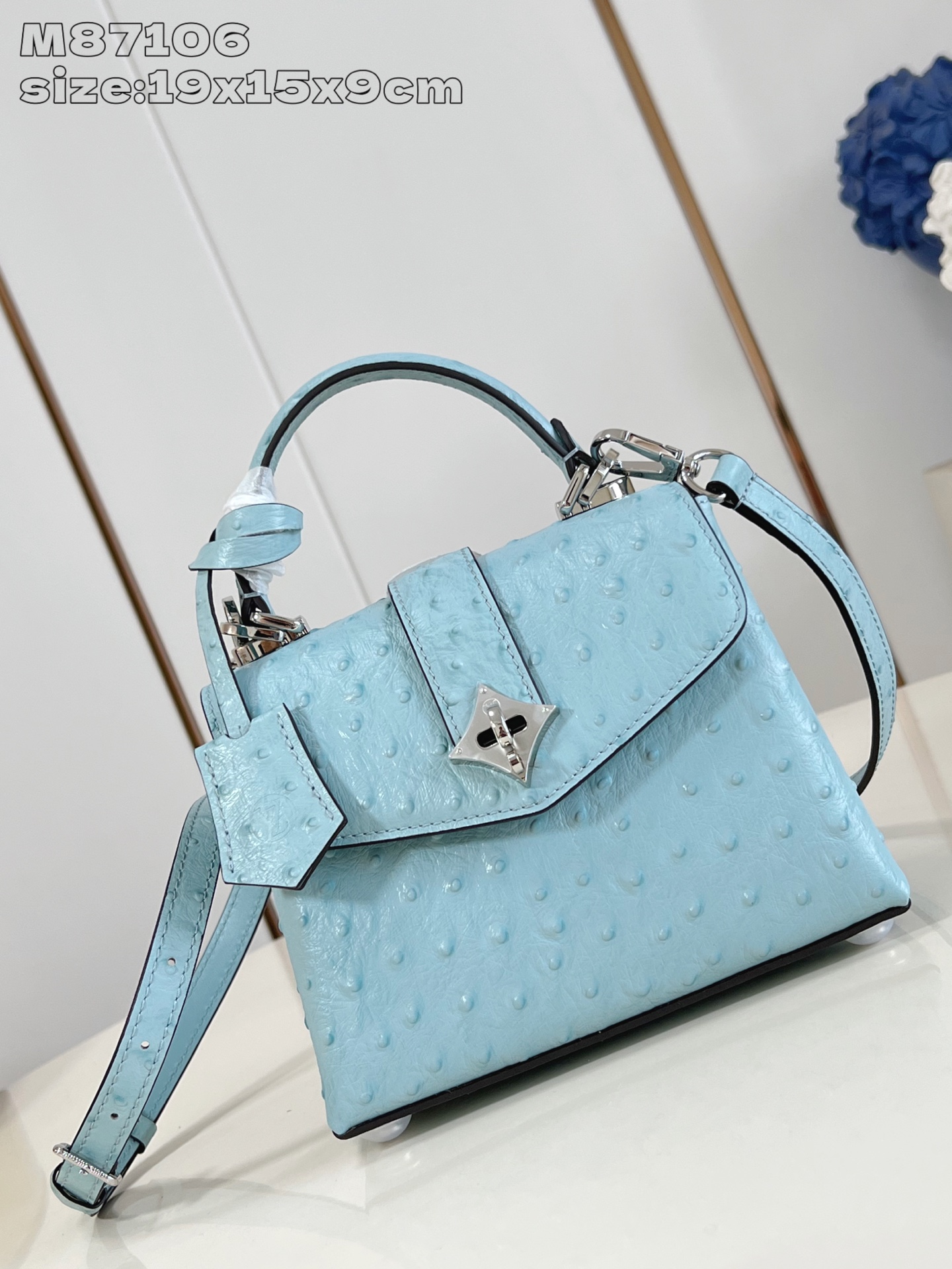 NO:405110,【Exclusive real photo M87106 light blue matte ostrich pattern silver core/mini】Rose des Vents mini handbag is made of smooth material and grained calfskin outlines elegant lines, embellished with golden LV padlocks, shining with shining light. Use the top handle and removable and adjustable shoulder straps to create a unique charm such as elegant elbow or practical crossbody for daily travel. Size 19 x 15 x 9cm fd.1450, LV [original leather], louis vuitton, cowhide19860909【独家实拍 M87106浅蓝哑光鸵鸟纹银芯/迷你】Rose des Vents 迷你手袋取材光滑与粒面小牛皮勾勒雅致线条,点缀金色 LV 挂锁绽放闪耀光芒.巧用顶部手柄和可拆卸并调节的肩带,为日常出行打造优雅肘挎或实用斜挎等别样韵味.尺寸19 x 15 x 9cm fd.1450,LV【原厂皮】,louis vuitton,cowhide,Bag