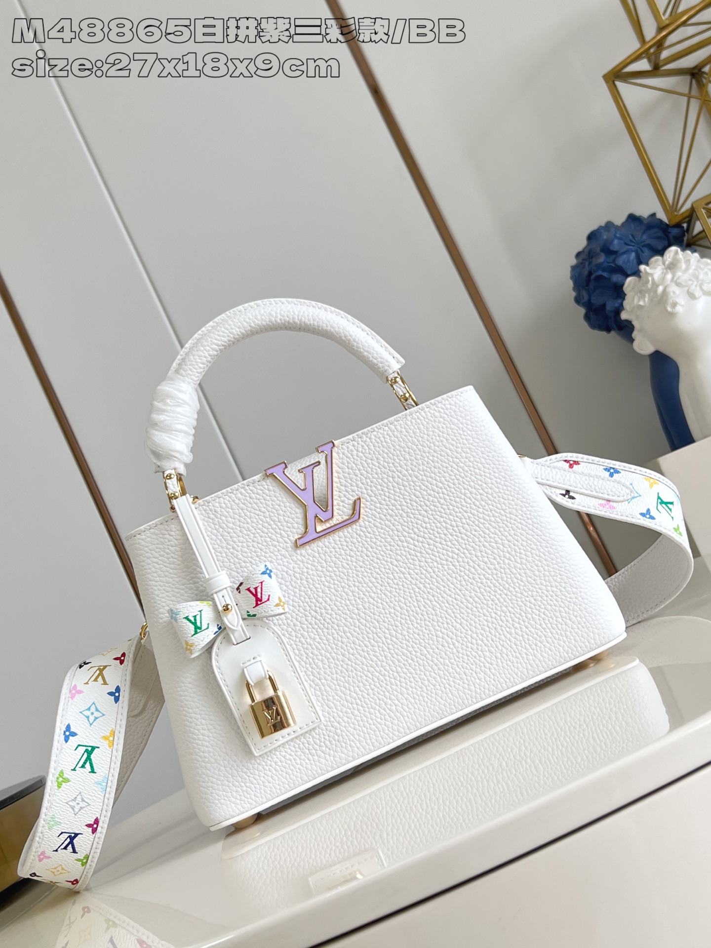 NO:405115,【Exclusive real photo M48865 white and purple three-color model/small】This Capucines handbag comes from Louis Vuitton x Murakami reprint series, and uses Taurillon cowhide leather to interpret classic design. LV letters and removable Monogram shoulder straps are immersed in bright colors to greet the artist's signature iridescent brushstrokes. The bow-shaped key bag and padlock decoration add exquisite details, the inner compartment and multiple pockets can easily store daily needs. 17.3 x 9 x 27 cm (height x width x length) N.1400,LV [original leather],louis vuitton,louis vuitton,cowhide19860909【独家实拍 M48865白拼紫三彩款/小号】本款Capucines 手袋出自路易威登x 村上隆再版系列,选用 Taurillon 牛皮革妙趣演绎经典设计.LV 字母和可拆卸 Monogram 肩带浸染明丽色调,致意艺术家标志性的虹彩笔触.蝴蝶结造型钥匙包和挂锁装饰再添考究细节,内隔层和多重口袋可轻松收纳日常所需.17.3 x 9 x 27厘米 (高 x 宽 x 长度) N.1400,LV【原厂皮】,louis vuitton,louis vuitton,cowhide,Bag