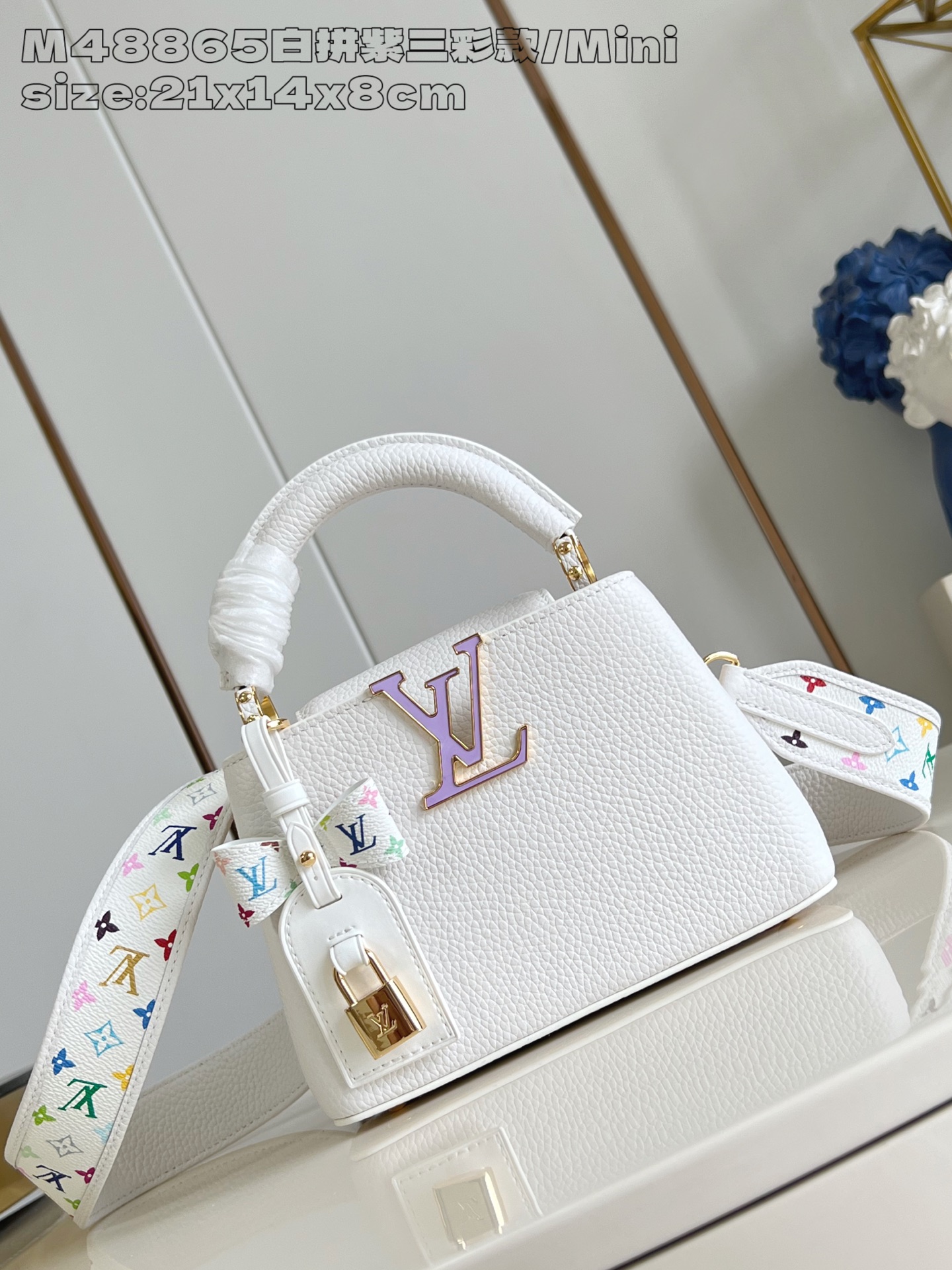 NO:405120,【Exclusive real photo M48865 white and purple three-color model/mini】This Capucines mini handbag comes from Louis Vuitton x Takashi Murakami reprint series, and uses Taurillon cowhide leather to interpret classic design. LV letters and removable Monogram shoulder straps are immersed in bright colors to greet the artist's iconic iridescent brushstrokes. The bow-shaped key bag and padlock decoration add exquisite details, the inner compartment and multiple pockets can easily store daily needs. 113.6 x 8 x 21 cm (height x width x length) N.1300,LV [original leather],louis vuitton,louis vuitton,cowhide19860909【独家实拍 M48865白拼紫三彩款/迷你】本款Capucines 迷你手袋出自路易威登x 村上隆再版系列,选用 Taurillon 牛皮革妙趣演绎经典设计.LV 字母和可拆卸 Monogram 肩带浸染明丽色调,致意艺术家标志性的虹彩笔触.蝴蝶结造型钥匙包和挂锁装饰再添考究细节,内隔层和多重口袋可轻松收纳日常所需.113.6 x 8 x 21厘米 (高 x 宽 x 长度) N.1300,LV【原厂皮】,louis vuitton,louis vuitton,cowhide,Bag
