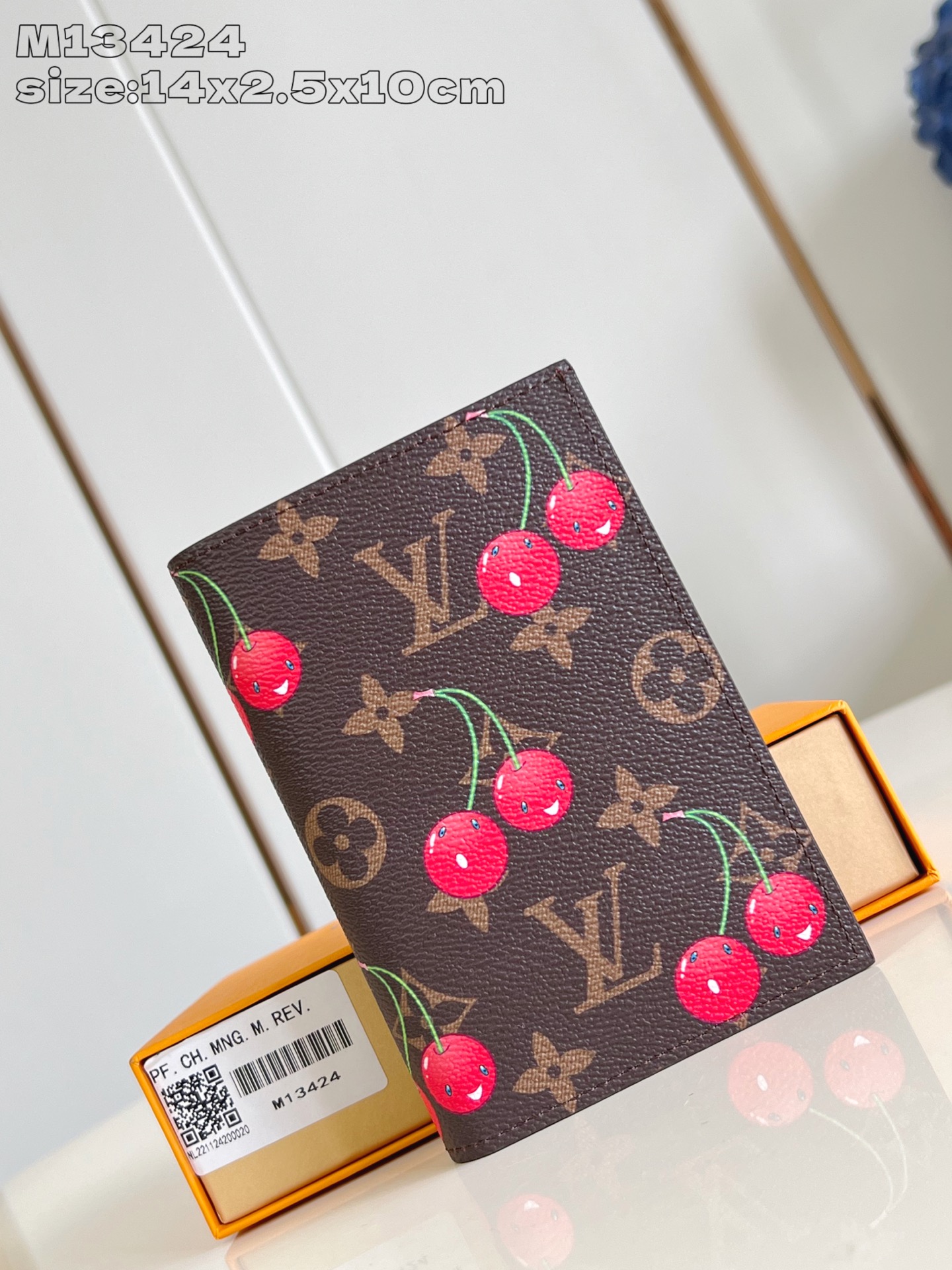 NO:405077,【Exclusive real shot M13424】This passport cover is from Louis Vuitton x Takashi Murakami replica series, which depicts bright cherry patterns for classic Monogram coated canvas, opening the adventure of the journey with fun and vitality. The cowhide leather lining adds a eye-catching pen, and the internal card mezzanine and pocket can be properly stored and required. 14 x 2.5 x 10 cm (height x width x length) C.220, LV [original leather], louis vuitton, louis vuitton,cowhide19860909【独家实拍 M13424】本款护照套出自路易威登 x 村上隆复刻系列,为经典 Monogram 涂层帆布描绘明丽樱桃图案,以玩趣活力开启旅途奇遇.牛皮革内衬再添醒目之笔,内部卡片夹层和口袋可妥善收纳随行所需.14 x 2.5 x 10厘米 (高 x 宽 x 长度) C.220,LV【原厂皮】,louis vuitton,louis vuitton,cowhide,Bag