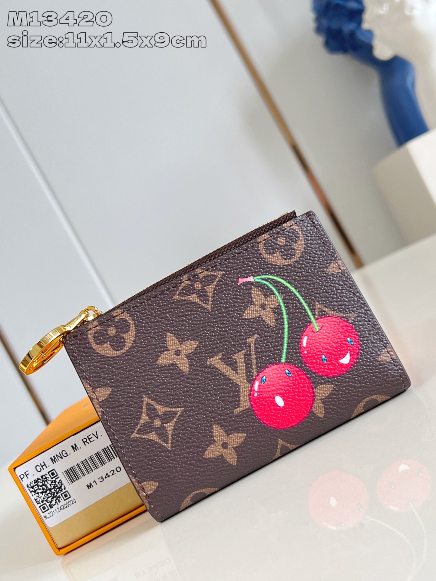 NO:405063,【Exclusive real shot M13420】This Lisa wallet is from Louis Vuitton x Takashi Murakami replica series, which depicts sweet cherry patterns for classic Monogram-coated canvas, highlighting the agile and cute aesthetic style of Japanese artists. The interior multiple compartments can store banknotes, cards and coins in an orderly manner, and the panda-shaped zipper head adds a new season of interest. 11.5 x 1.5 x 9 cm (height x width x length) C.240, LV [original leather], louis vuitton, louis vuitton19860909【独家实拍 M13420】本款 Lisa 钱夹出自路易威登 x 村上隆复刻系列,为经典 Monogram 涂层帆布描绘甜美樱桃图案,彰显日本艺术家灵动可爱的美学风格.内部多重隔层可有序收纳钞票、卡片和硬币,熊猫造型拉链头再添新季意趣.11.5 x 1.5 x 9厘米 (高 x 宽 x 长度) C.240,LV【原厂皮】,louis vuitton,louis vuitton,Bag