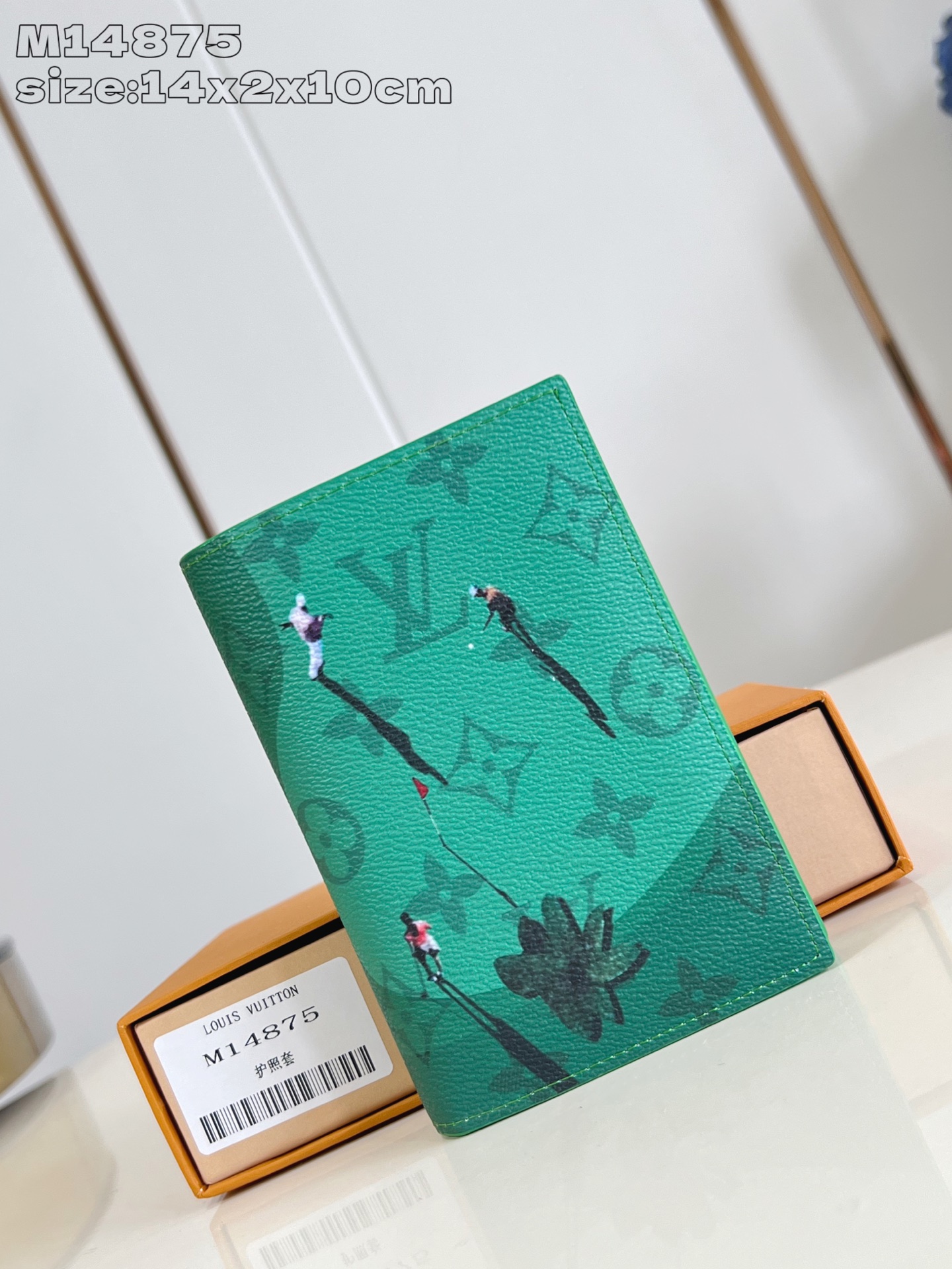 NO:405069,[Exclusive real photo M14875 green] This passport cover is made of Colored Monogram canvas, which ingeniously depicts pocket sports scenes on the implicit Monogram background, and then borrows card mezzanine and patch pockets to add functional considerations, achieving another Father's Day gift. 14 x 2.5 x 10 cm (height x width x length) C.200,LV [original leather],louis vuitton19860909【独家实拍 M14875绿】本款护照套取材 Colored Monogram 帆布,于含蓄 Monogram 背景之上匠心描绘袖珍运动场景,再借卡片夹层和贴袋增添功能考量,成就又一父亲节佳礼.14 x 2.5 x 10 厘米 (高 x 宽 x 长度) C.200,LV【原厂皮】,louis vuitton,Bag