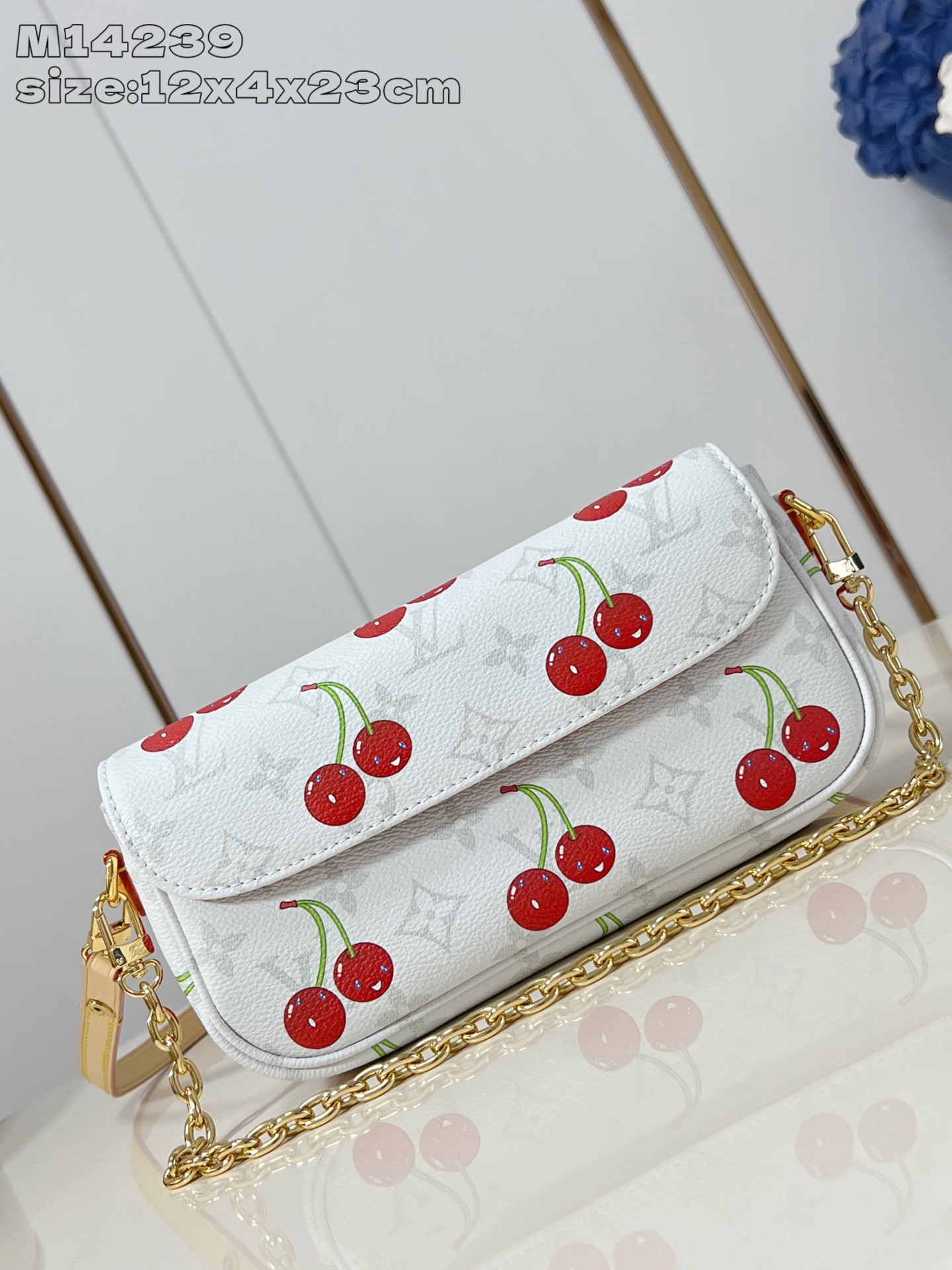 NO:405095,【Exclusive real shot M14239】This Wallet On Chain Ivy handbag continues the personal narrative of the era, happily joining the Louis Vuitton x Murakami replica series. Monogram canvas cleverly set off the bright colors of the cherry pattern, and strives to release the kawaii power in the mind of the Japanese artist. The leather shoulder straps and chains are convenient for shoulder back. 12 x 4.3 x 23.5 cm (height x width x length) X.570,LV [original leather],louis vuitton,louis vuitton19860909【独家实拍 M14239】本款 Wallet On Chain Ivy 手袋再续 年代的个性叙事,欢快加入路易威登 x 村上隆复刻系列.Monogram 帆布巧妙烘托樱桃图案的鲜明色彩,着力释放该日本艺术家脑海中的卡哇伊力量.皮革肩带和链条方便肩背.12 x 4.3 x 23.5 厘米 (高 x 宽 x 长度) X.570,LV【原厂皮】,louis vuitton,louis vuitton,Bag