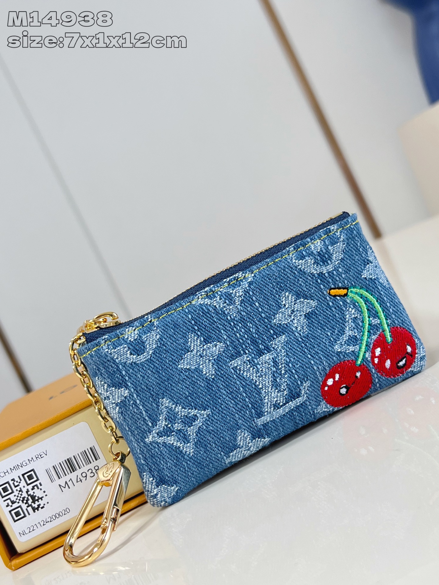 NO:405101,【Exclusive real photo M14938】This key packed with Monogram denim is unveiled in Louis Vuitton x Takashi Murakami replica series, embroidered cherry pattern to highlight the artist's interesting brushstrokes. The hook buckle connected by the chain is easy to fix in the handbag or belt ring, allowing easy storage of keys and other small objects. 7 x 1.5 x 12 cm (height x width x length) C.220, LV [original leather], louis vuitton, louis vuitton19860909【独家实拍 M14938】本款钥匙包身披 Monogram 丹宁布亮相路易威登 x 村上隆复刻系列,以刺绣樱桃图案彰显艺术家的趣味笔触.通过链条衔接的钩扣方便固定于手袋或束带圈,可轻松收纳钥匙和其他小物.7 x 1.5 x 12厘米 (高 x 宽 x 长度) C.220,LV【原厂皮】,louis vuitton,louis vuitton,Bag