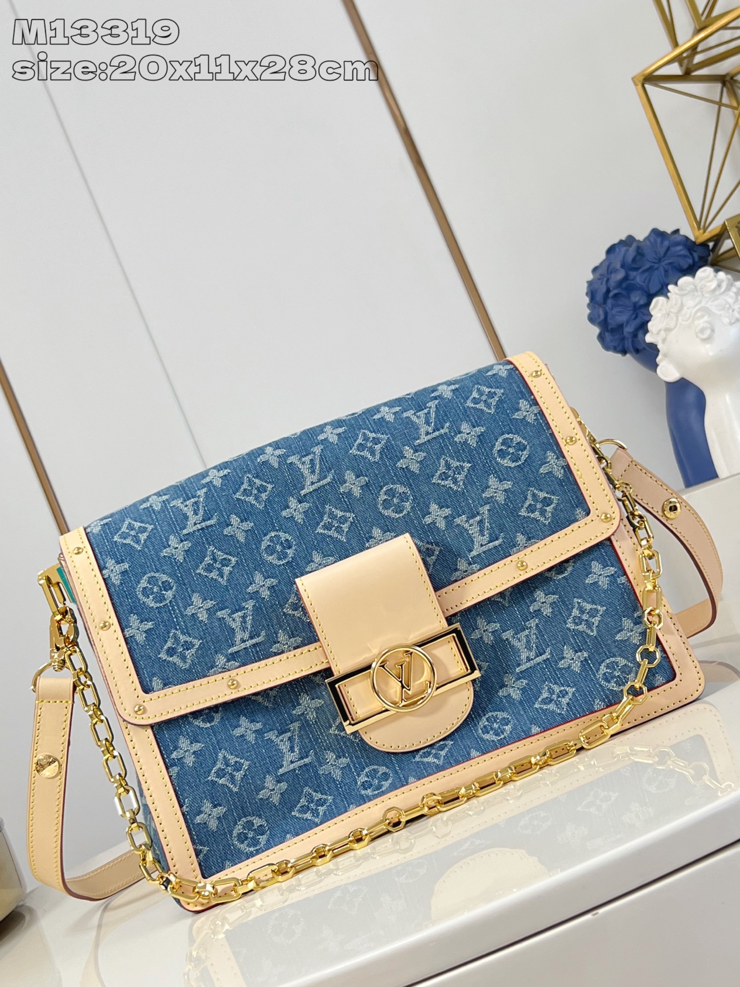 NO:405106,【Exclusive real photo M13319】This Dauphin Soft large handbag uses Monogram denim to interpret the classic silhouette, embellishing the exquisite design with LV letters, removable chains and adjustable leather shoulder straps, which complement the cowhide. The zippered inner bag safely stores small items. 20 x 11 x 28 cm (height x width x length) X.900,LV [original leather],louis vuitton,cowhide19860909【独家实拍 M13319】本款 Dauphine Soft 大号手袋以 Monogram 丹宁布焕新演绎经典廓形,为考究设计点缀 LV 字母、可拆卸链条和可调节皮革肩带,与牛皮革饰边相映成趣.拉链内袋稳妥收纳小件物品.20 x 11 x 28 厘米 (高 x 宽 x 长度) X.900,LV【原厂皮】,louis vuitton,cowhide,Bag