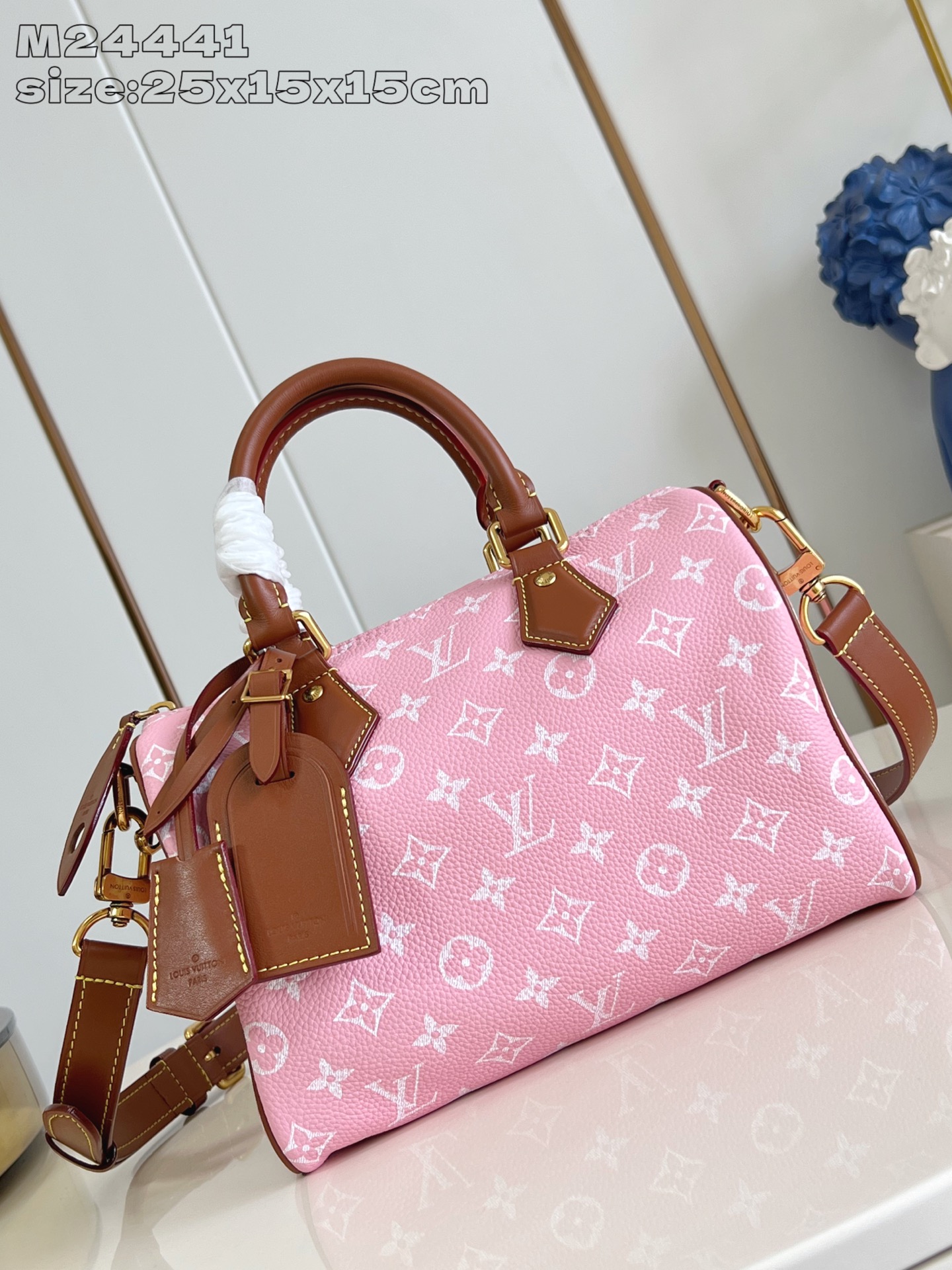NO:405128,【Exclusive real photo M24441 Pink Brown Leather】This Speedy Bandoulière 25 Monogram Leather handbag is made of soft cowhide leather, which recreates the exquisite appearance of canvas printing with Monogram pattern. The dazzling metal parts, sheepskin lining and nameplate jointly confirm the creative director Pharrell Williams' unremitting pursuit of details. 25 x 15 x 15 cm (length x height x width) A.1050,LV [original leather],louis vuitton,cowhide,sheepskin19860909【独家实拍 M24441粉棕配皮】本款 Speedy  Bandoulière 25 Monogram Leather 手袋选用柔软牛皮革,以 Monogram 图案重现帆布印花的考究观感.耀目金属件、羊皮革内衬和铭牌共同印证创意总监 Pharrell Williams 对细节的不懈追求.25 x 15 x 15厘米(长度 x 高 x 宽) A.1050,LV【原厂皮】,louis vuitton,cowhide,sheepskin,Bag