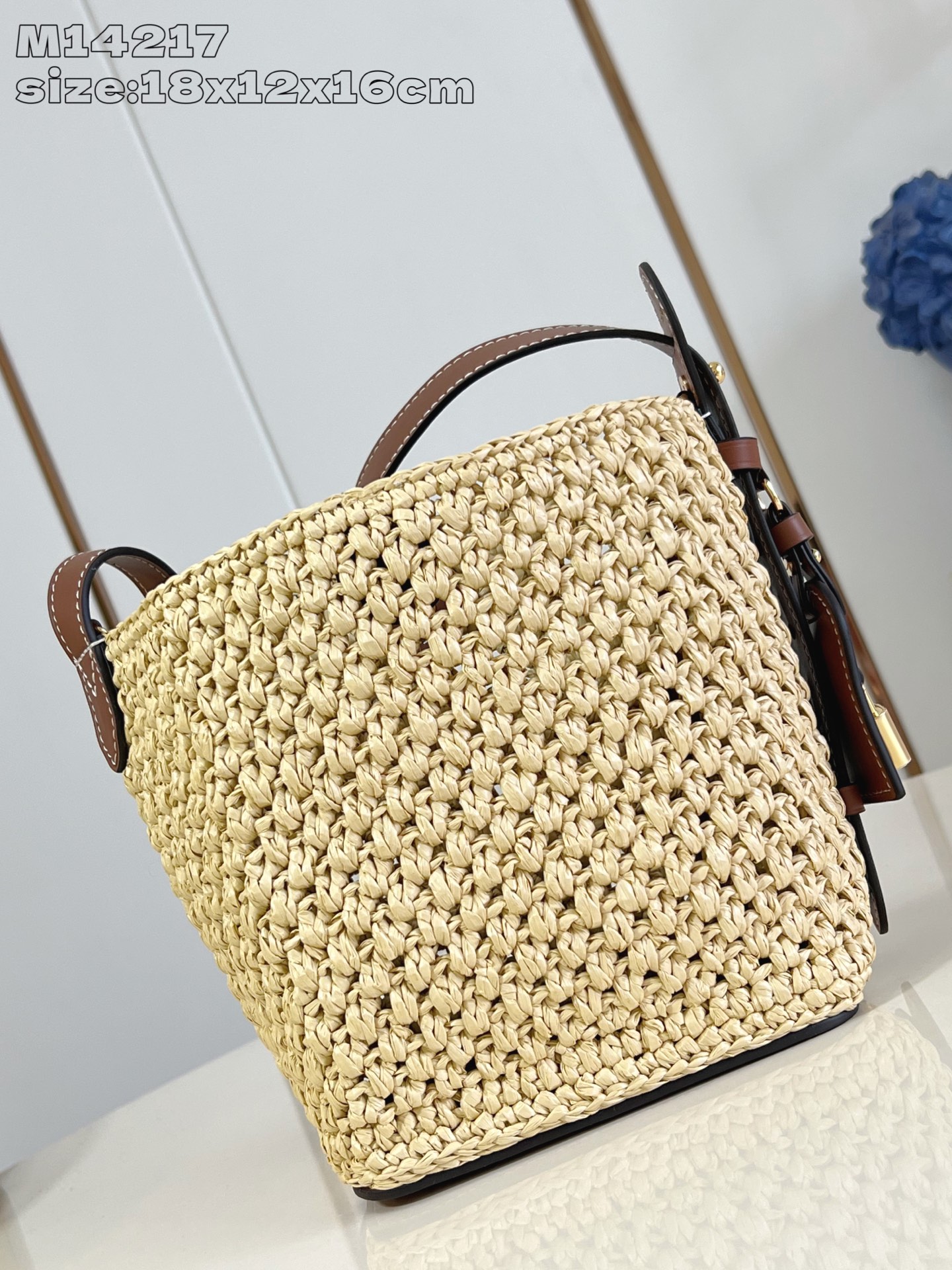 NO:405132,【Exclusive real shot M14217】This All In BB handbag interprets the holiday style with the leisurely style of southern France, once again confirming the brand's exquisite craftsmanship. The Rafia bag incorporates leather elements such as iconic brands, bright padlocks and finishes the details, and the lightweight configuration makes the best choice for beach time and various occasions. 18 x 12 x 16 cm (height x width x length) zj.780,LV [original leather],louis vuitton19860909【独家实拍 M14217】本款 All In BB 手袋以法国南部的悠闲格调演绎度假风范,再度印证品牌精湛匠艺.拉菲草包身融入标志性名牌等皮革元素,莹亮挂锁点睛考究细节,轻盈构型成就海滩时光和各式场合的收纳佳选.18 x 12 x 16 厘米 (高 x 宽 x 长度) zj.780,LV【原厂皮】,louis vuitton,Bag