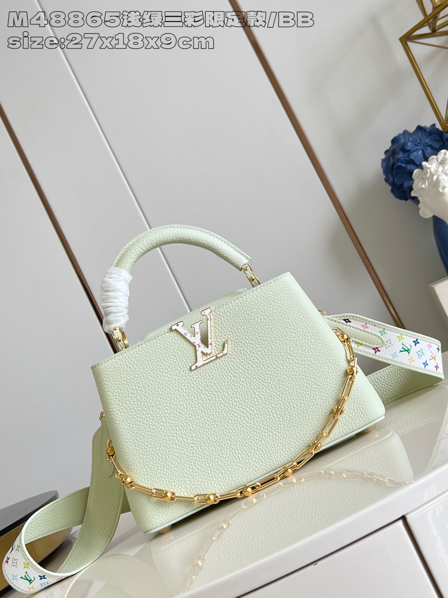 NO:405139,【Exclusive real photo M48865 light green three-color limited edition/small】This Capucines handbag comes from Louis Vuitton x Murakami reprint series, and uses Taurillon cowhide leather to interpret classic design. LV letters and removable Monogram shoulder straps are immersed in bright colors to greet the artist's iconic iridescent brushstrokes. The bow-shaped key bag and padlock decoration add exquisite details, the inner compartment and multiple pockets can easily store daily needs. 17.3 x 9 x 27 cm (height x width x length) N.1450,LV [original leather],louis vuitton,louis vuitton,cowhide19860909【独家实拍 M48865浅绿三彩限定款/小号】本款Capucines 手袋出自路易威登x 村上隆再版系列,选用 Taurillon 牛皮革妙趣演绎经典设计.LV 字母和可拆卸 Monogram 肩带浸染明丽色调,致意艺术家标志性的虹彩笔触.蝴蝶结造型钥匙包和挂锁装饰再添考究细节,内隔层和多重口袋可轻松收纳日常所需.17.3 x 9 x 27厘米 (高 x 宽 x 长度) N.1450,LV【原厂皮】,louis vuitton,louis vuitton,cowhide,Bag
