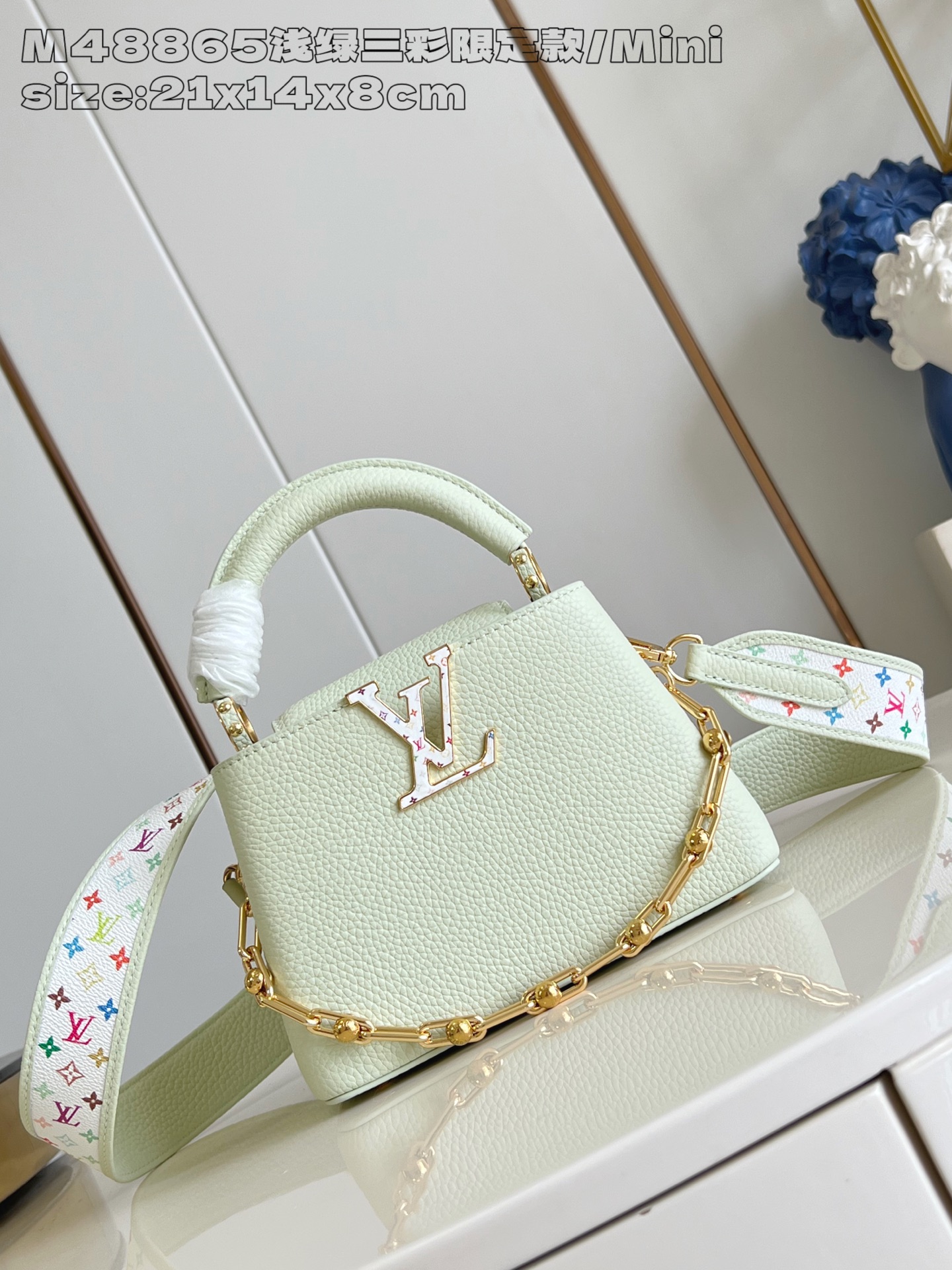 NO:405142,【Exclusive real photo M48865 light green three-color limited edition/mini】This Capucines mini handbag comes from Louis Vuitton x Murakami reprint series, and uses Taurillon cowhide leather to interpret classic design. LV letters and removable Monogram shoulder straps are immersed in bright colors to greet the artist's iconic iridescent brushstrokes. The bow-shaped key bag and padlock decoration add exquisite details, the inner compartment and multiple pockets can easily store daily needs. 113.6 x 8 x 21 cm (height x width x length) N.1350,LV [original leather],louis vuitton,louis vuitton,cowhide19860909【独家实拍 M48865浅绿三彩限定款/迷你】本款Capucines 迷你手袋出自路易威登x 村上隆再版系列,选用 Taurillon 牛皮革妙趣演绎经典设计.LV 字母和可拆卸 Monogram 肩带浸染明丽色调,致意艺术家标志性的虹彩笔触.蝴蝶结造型钥匙包和挂锁装饰再添考究细节,内隔层和多重口袋可轻松收纳日常所需.113.6 x 8 x 21厘米 (高 x 宽 x 长度) N.1350,LV【原厂皮】,louis vuitton,louis vuitton,cowhide,Bag