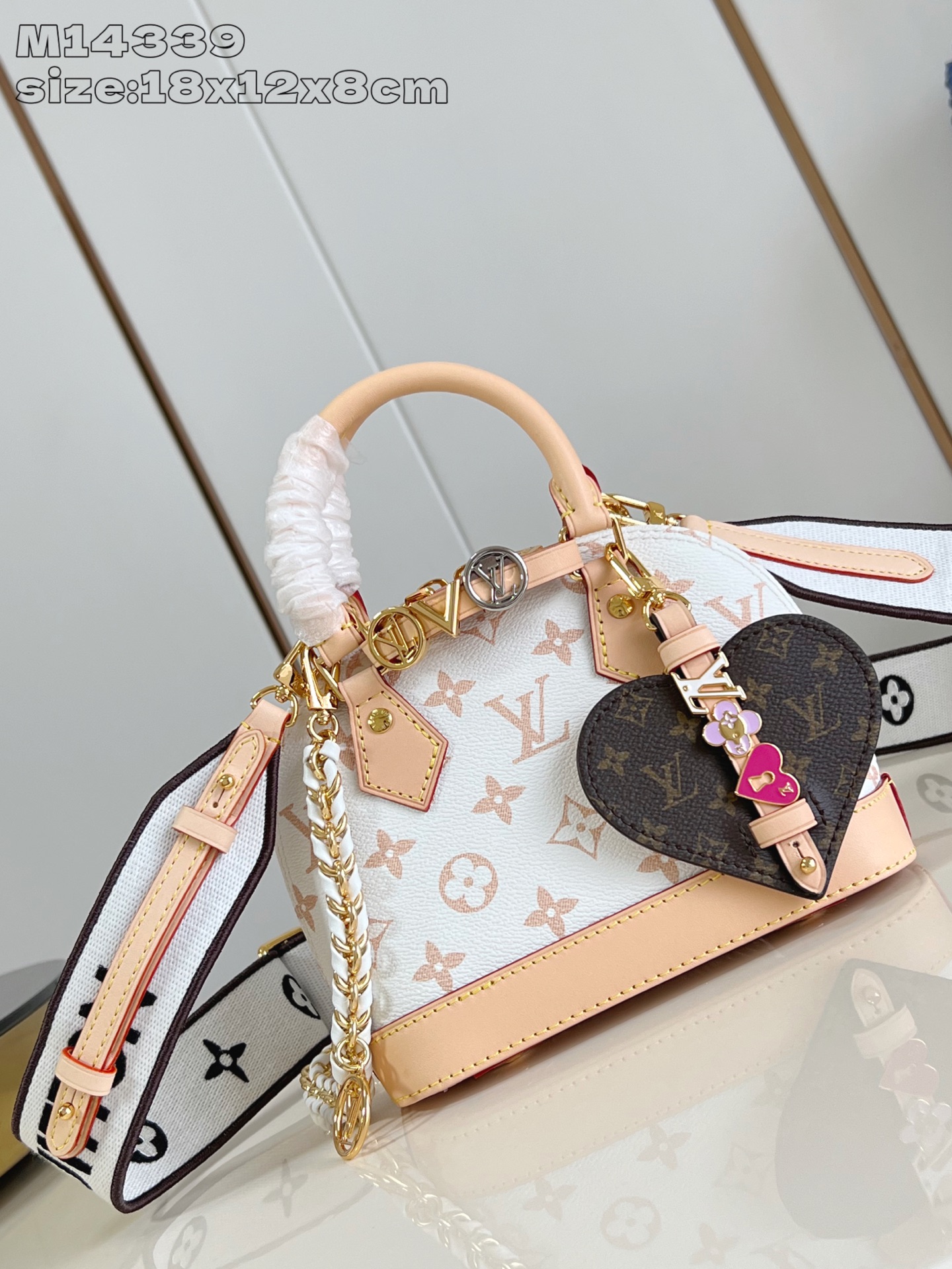 NO:405149,【Exclusive real photo M14339 white flowers】Nano Alma handbag is a pocket version of Louis Vuitton's classic Alma handbag. This time it is made of Monogram-coated canvas. The compact configuration contains plenty of space, which can easily store smartphones, keys, card clips, travel fragrances, etc. The handle and removable and adjustable shoulder straps achieve multiple carrying methods. 18 x 12 x 8 cm (length x height x width) Standard/P.630 [warm reminder standard = three jewelry with long chain (not selected)] With webbing 240, love hanging 120, three jewelry with 503 (select), LV [original leather], louis vuitton, louis vuitton19860909【独家实拍 M14339白花】Nano Alma 手袋是路易威登经典 Alma 手袋的袖珍版本,此次取材Monogram 涂层帆布.紧凑构型内含充裕空间,可轻松收纳智能手机、钥匙、卡夹、旅行香氛等随行所需.手柄和可拆卸并调节的肩带实现多种背携方式.18 x 12 x 8 cm(长度 x 高 x 宽) 标配/P.630【温馨提示标配=长链条三个饰品（不可挑选）】 配织带240 配爱心挂饰120 配三颗饰品503（选）,LV【原厂皮】,louis vuitton,louis vuitton,Bag