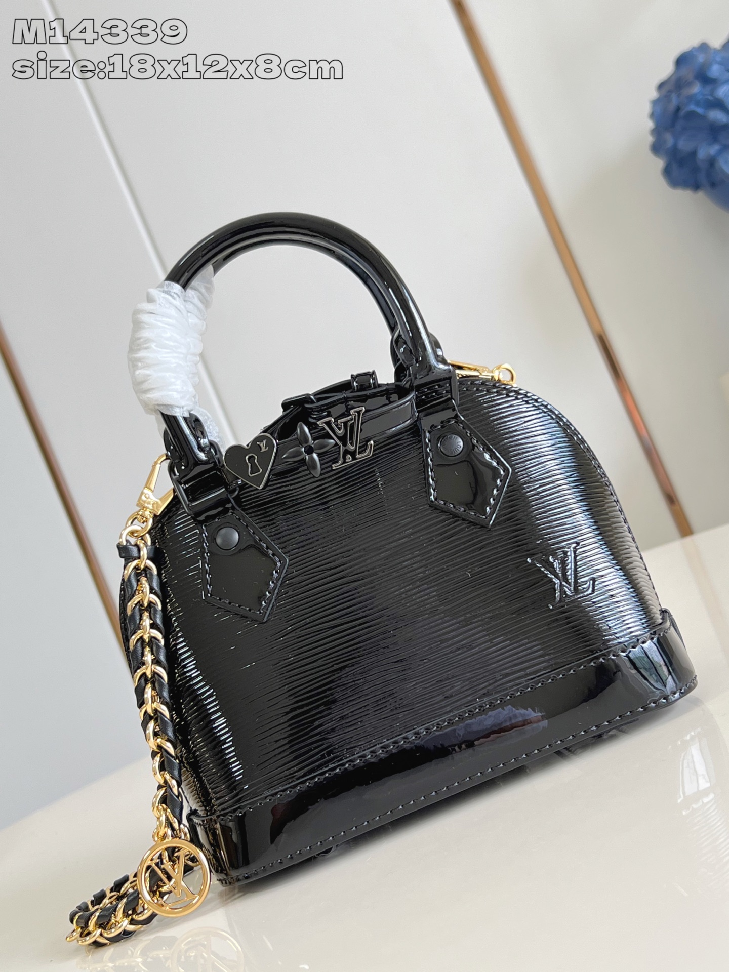 NO:405125,【Exclusive real photo M14339 black】Nano Alma handbag is a pocket version of Louis Vuitton's classic Alma handbag. This time it is made of Epi leather. The compact configuration contains plenty of space and can easily store smartphones, keys, card clips, travel fragrances, etc. The handle and removable and adjustable shoulder straps enable multiple carrying methods. 18 x 12 x 8 cm (length x height x width) P.780, LV [original leather], louis vuitton, louis vuitton19860909【独家实拍 M14339黑】Nano Alma 手袋是路易威登经典 Alma 手袋的袖珍版本,此次取材 Epi 皮革.紧凑构型内含充裕空间,可轻松收纳智能手机、钥匙、卡夹、旅行香氛等随行所需.手柄和可拆卸并调节的肩带实现多种背携方式.18 x 12 x 8 cm(长度 x 高 x 宽) P.780,LV【原厂皮】,louis vuitton,louis vuitton,Bag