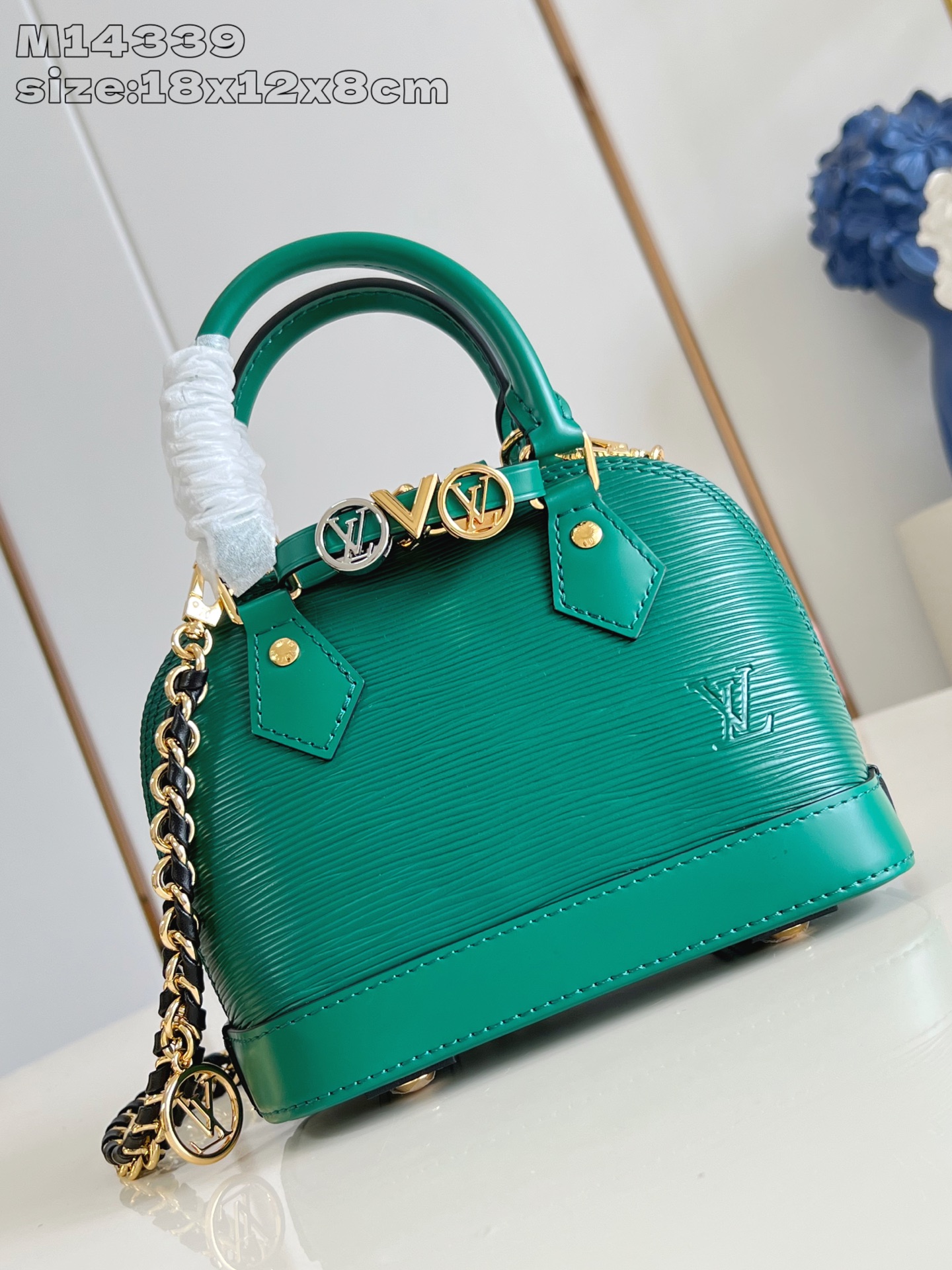 NO:405129,【Exclusive real photo M14339 green】Nano Alma handbag is a pocket version of Louis Vuitton's classic Alma handbag. This time it is made of Epi leather. The compact configuration contains plenty of space and can easily store smartphones, keys, card clips, travel fragrances, etc. The handle and removable and adjustable shoulder straps enable multiple carrying methods. 18 x 12 x 8 cm (length x height x width) P.780, LV [original leather], louis vuitton, louis vuitton19860909【独家实拍 M14339绿】Nano Alma 手袋是路易威登经典 Alma 手袋的袖珍版本,此次取材 Epi 皮革.紧凑构型内含充裕空间,可轻松收纳智能手机、钥匙、卡夹、旅行香氛等随行所需.手柄和可拆卸并调节的肩带实现多种背携方式.18 x 12 x 8 cm(长度 x 高 x 宽) P.780,LV【原厂皮】,louis vuitton,louis vuitton,Bag