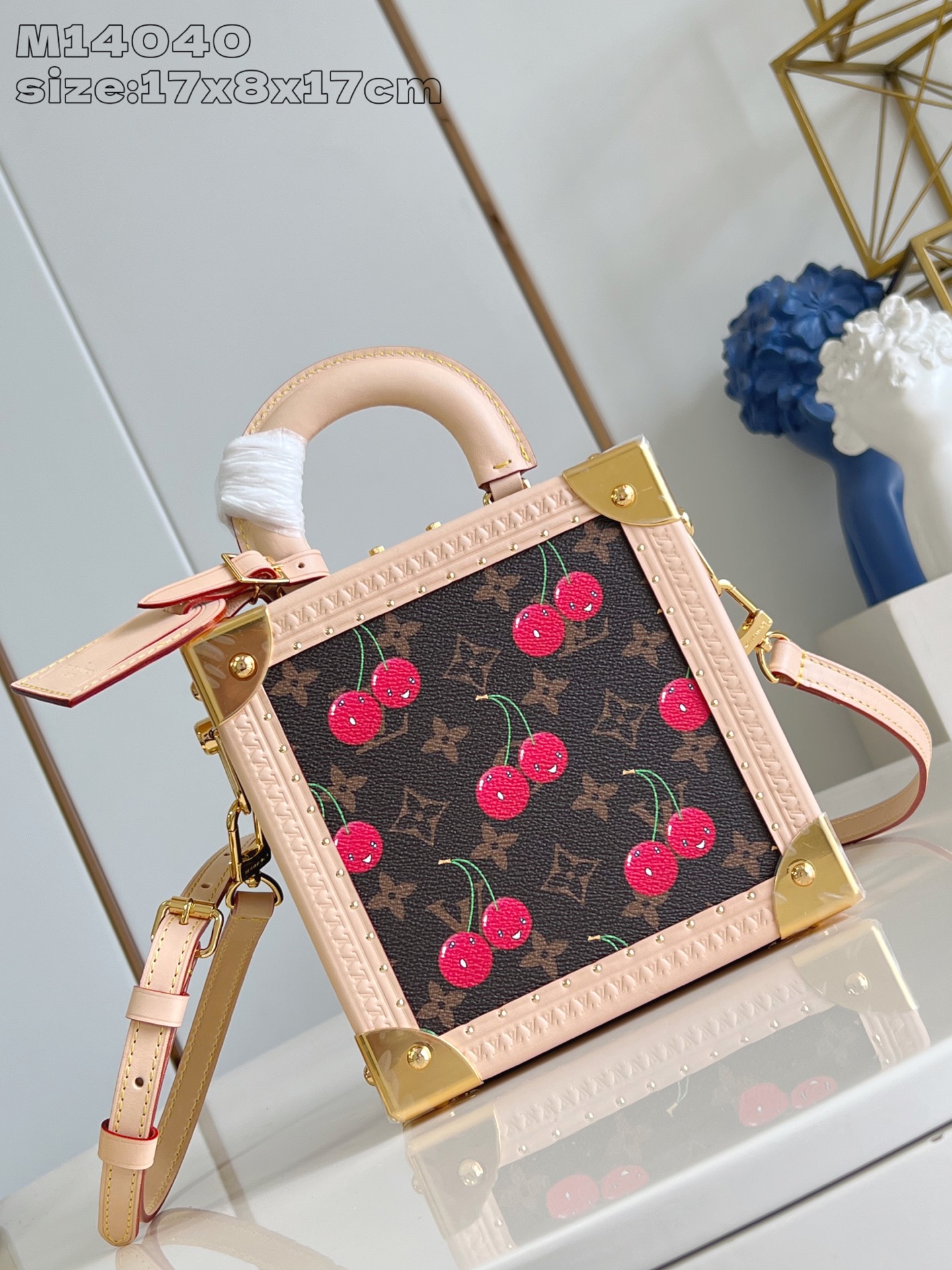 NO:405140,【Exclusive real photo M14040 Cherry】This Mini Square Trunk handbag comes from Louis Vuitton x Takashi Murakami replica series, interpreting the classic heritage in a fun pocket configuration. Monogram coated canvas combines cute cherry patterns to release the 'Kawaii' power of the season. Cowhide leather trim, illuminated metal parts and stud corners improve details, curved handles and removable shoulder straps provide multiple ways to carry. 17 x 8 x 17 cm (height x width x length) P.1350,LV [original leather],louis vuitton,louis vuitton,cowhide19860909【独家实拍 M14040樱桃】本款 Mini Square Trunk 手袋出自路易威登 x 村上隆复刻系列,以妙趣袖珍构型诠释经典传承.Monogram 涂层帆布结合可爱樱桃图案,释放当季“卡哇伊”力量.牛皮革饰边、莹泽金属件和饰钉包角完善细节,弧形手柄和可拆卸肩带提供多种背携方式.17 x 8 x 17 厘米 (高 x 宽 x 长度) P.1350,LV【原厂皮】,louis vuitton,louis vuitton,cowhide,Bag