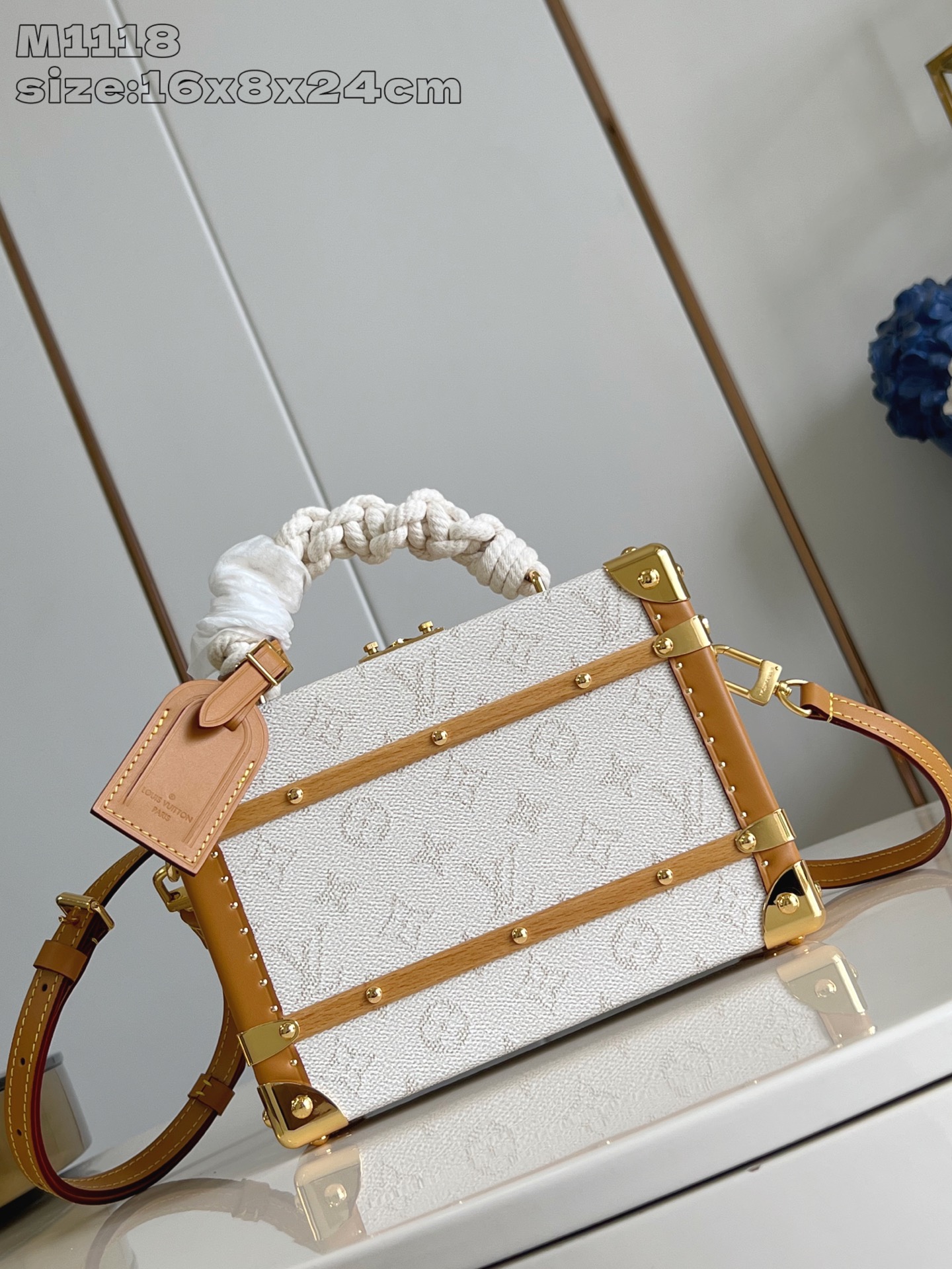 NO:405137,【Exclusive real photo M1118 white flowers】M14440 This Handle Trunk handbag is soft Monogram Heritage canvas with cowhide, and the rope handles reproduce the rope design. The twill lining presents a striped pattern, highlighting the nautical style and exquisite details, and complements the same series of ready-to-wear shirts. 16.5 x 8 x 24 cm (height x width x length) P.1450,LV [original leather],louis vuitton,shirts,cowhide19860909【独家实拍 M1118白花】M14440 本款 Handle Trunk 手袋为柔软 Monogram Heritage 帆布搭配牛皮革饰边,以绳索手柄复现船索设计.斜纹内衬呈现条纹图案,彰显航海风潮和精湛细节,与同系列成衣衬衫相得益彰.16.5 x 8 x 24 厘米 (高 x 宽 x 长度) P.1450,LV【原厂皮】,louis vuitton,shirts,cowhide,Bag