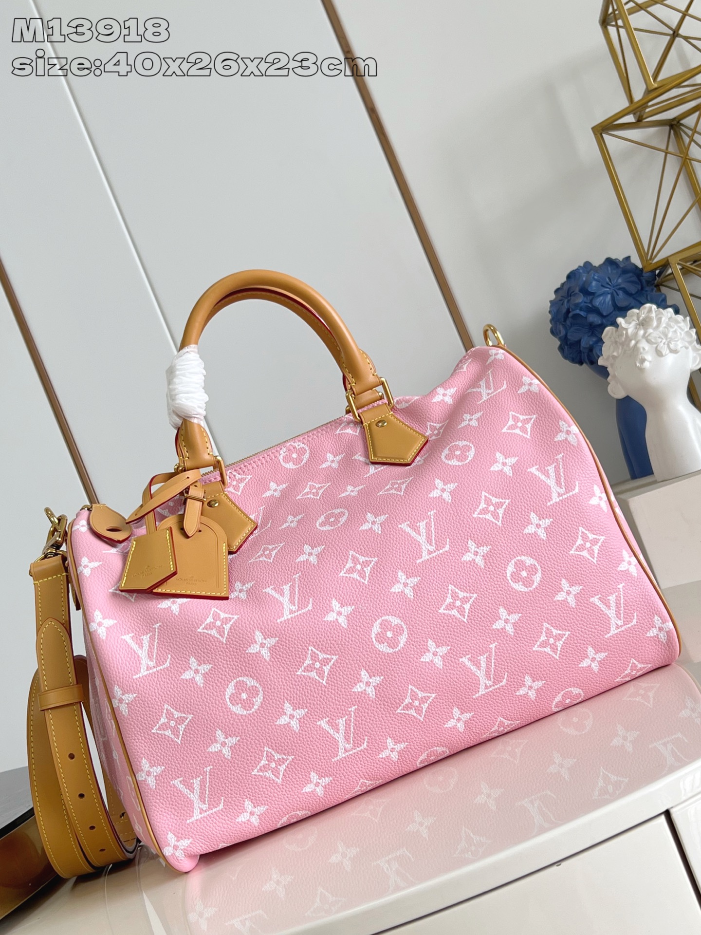 NO:405144,【Exclusive real photo M13918 cherry blossom powder】This Speedy Bandoulière 40 Monogram Leather handbag is a soft grained cowhide leather wrapped in sheepskin lining, and the silk-print Monogram pattern presents the blurry look of canvas prints, revealing the new season of creative director Pharrell Williams. 40 x 26 x 23 cm (length x height x width) A.1350 【warm reminder This model is too big and does not match the packaging】,LV【original leather】,louis vuitton,cowhide,sheepskin19860909【独家实拍 M13918樱花粉】本款 Speedy  Bandoulière 40 Monogram Leather 手袋为柔软粒面牛皮革包裹羊皮革内衬,以丝印 Monogram 图案呈现帆布印花的迷离观感,道出创意总监 Pharrell Williams 的新季巧思.40 x 26 x 23厘米 (长度 x 高 x 宽) A.1350【温馨提示 此款太大不配包装】,LV【原厂皮】,louis vuitton,cowhide,sheepskin,Bag