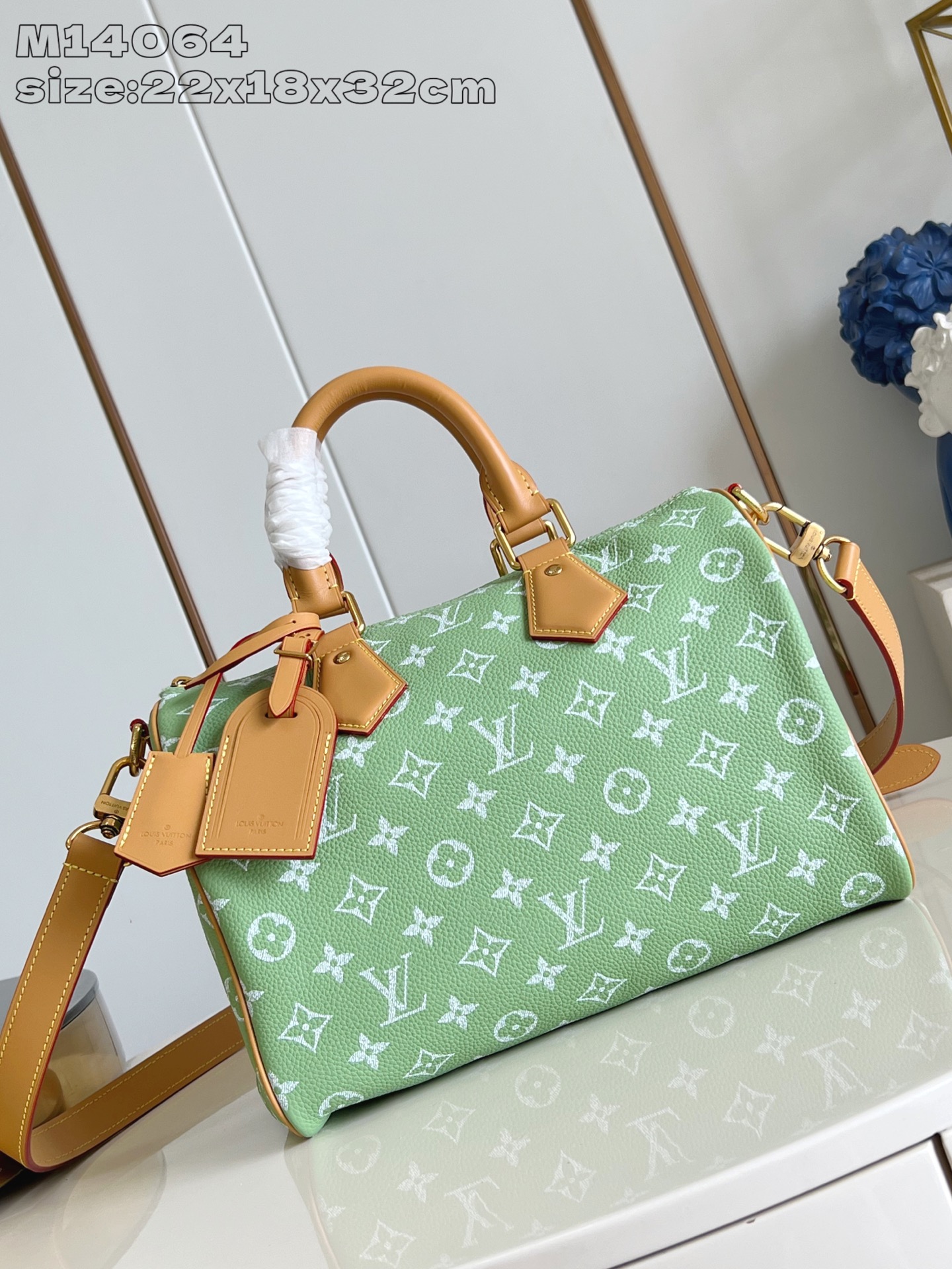 NO:405151,【Exclusive real photo M14064 fruit green】 peedy Bandoulière 30 handbag is carefully crafted from cowhide leather printed with classic Monogram pattern, and the size is just right. It is compact and lightweight, and is enough to accommodate daily needs. The handbag shows exquisite craftsmanship in the details, from retro side locks to luxurious sheepskin lining, each reflects the brand's unremitting pursuit of quality. In addition to the top handle design, it is also equipped with removable shoulder straps, providing a variety of carrying methods. 22.5 x 18 x 32 cm (height x width x length) A.1300 【warm reminder This model is too big and does not match the packaging】, LV 【original leather】, louis vuitton,cowhide,sheepskin19860909【独家实拍 M14064果绿】 peedy  Bandoulière 30 手袋采用印有经典 Monogram 图案的牛皮革精心打造,尺寸设计恰到好处既紧凑轻便,又足以容纳日常所需.手袋在细节处尽显精湛工艺,从复古侧锁到奢华的羊皮革内衬,每处都体现品牌出对品质的不懈追求.除了顶部手柄设计,还配备可拆卸肩带,提供多样化的携带方式.22.5 x 18 x 32厘米 (高 x 宽 x 长度) A.1300【温馨提示 此款太大不配包装】,LV【原厂皮】,louis vuitton,cowhide,sheepskin,Bag