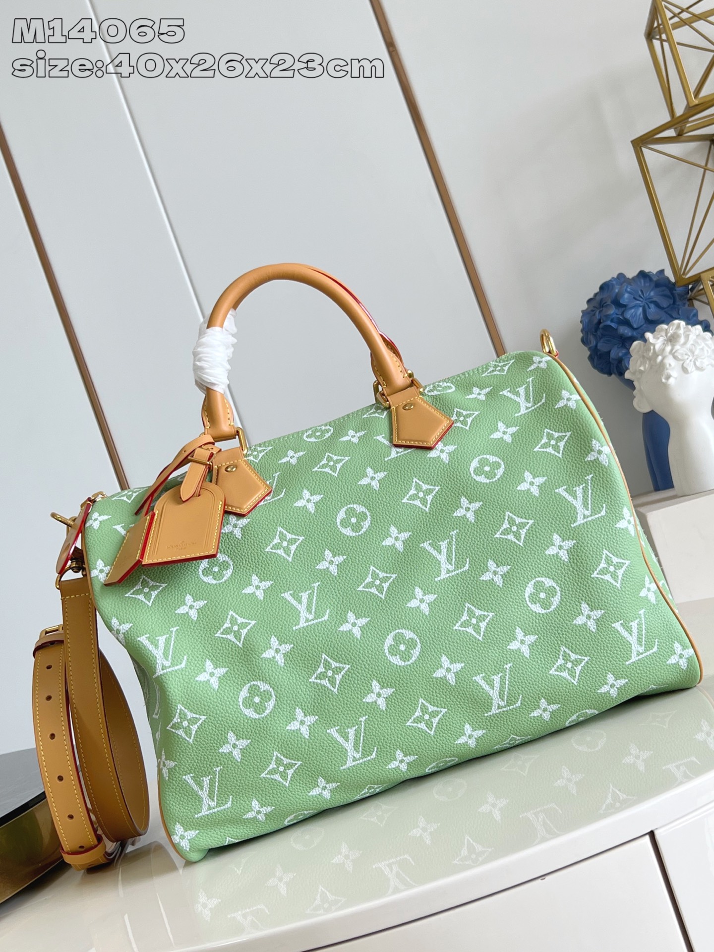 NO:405147,【Exclusive real photo M14065 fruit green】This Speedy Bandoulière 40 Monogram Leather handbag is a soft grain cowhide leather wrapped in sheepskin lining, and the silk-print Monogram pattern presents the blurry look of canvas prints, revealing the new season of creative director Pharrell Williams. 40 x 26 x 23 cm (length x height x width) A.1350 【warm reminder This model is too big and does not match the packaging】,LV【original leather】,louis vuitton,cowhide,sheepskin19860909【独家实拍 M14065果绿】本款 Speedy  Bandoulière 40 Monogram Leather 手袋为柔软粒面牛皮革包裹羊皮革内衬,以丝印 Monogram 图案呈现帆布印花的迷离观感,道出创意总监 Pharrell Williams 的新季巧思.40 x 26 x 23厘米 (长度 x 高 x 宽) A.1350【温馨提示 此款太大不配包装】,LV【原厂皮】,louis vuitton,cowhide,sheepskin,Bag
