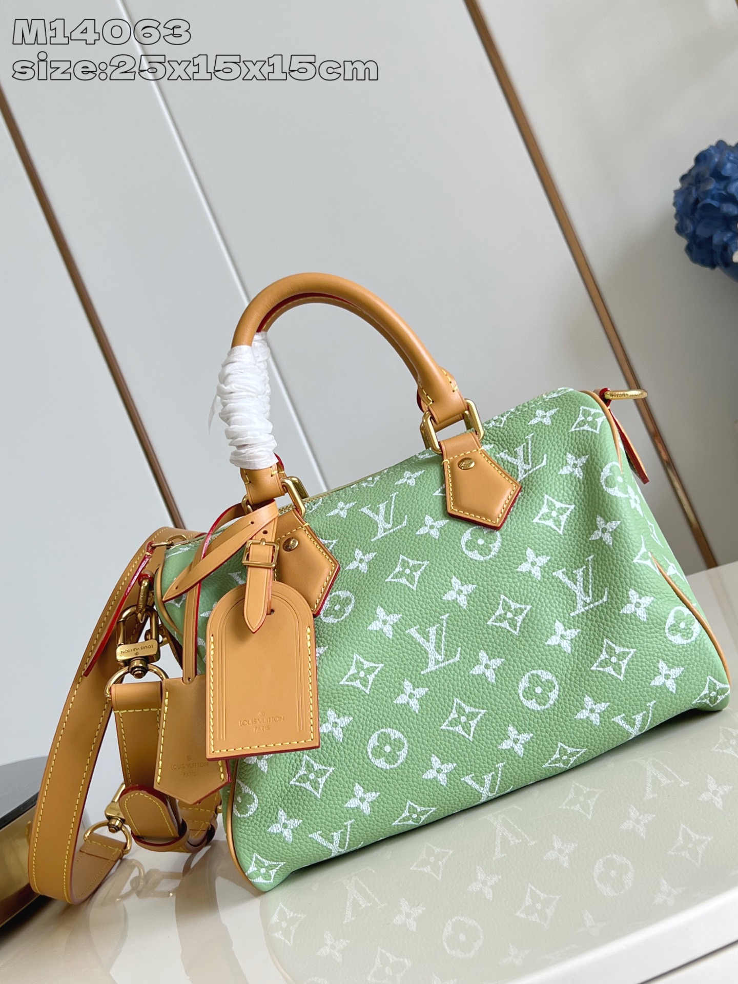 NO:405155,【Exclusive real photo M14063 new fruit green】This Speedy Bandoulière 25 Monogram Leather handbag is made of soft cowhide leather, which recreates the exquisite appearance of canvas printing with Monogram pattern. The dazzling metal parts, sheepskin lining and nameplate jointly confirm the creative director Pharrell Williams' unremitting pursuit of details. 25 x 15 x 15 cm (length x height x width) A.1050,LV [original leather],louis vuitton,cowhide,sheepskin19860909【独家实拍 M14063新果绿】本款 Speedy  Bandoulière 25 Monogram Leather 手袋选用柔软牛皮革,以 Monogram 图案重现帆布印花的考究观感.耀目金属件、羊皮革内衬和铭牌共同印证创意总监 Pharrell Williams 对细节的不懈追求.25 x 15 x 15厘米(长度 x 高 x 宽) A.1050,LV【原厂皮】,louis vuitton,cowhide,sheepskin,Bag