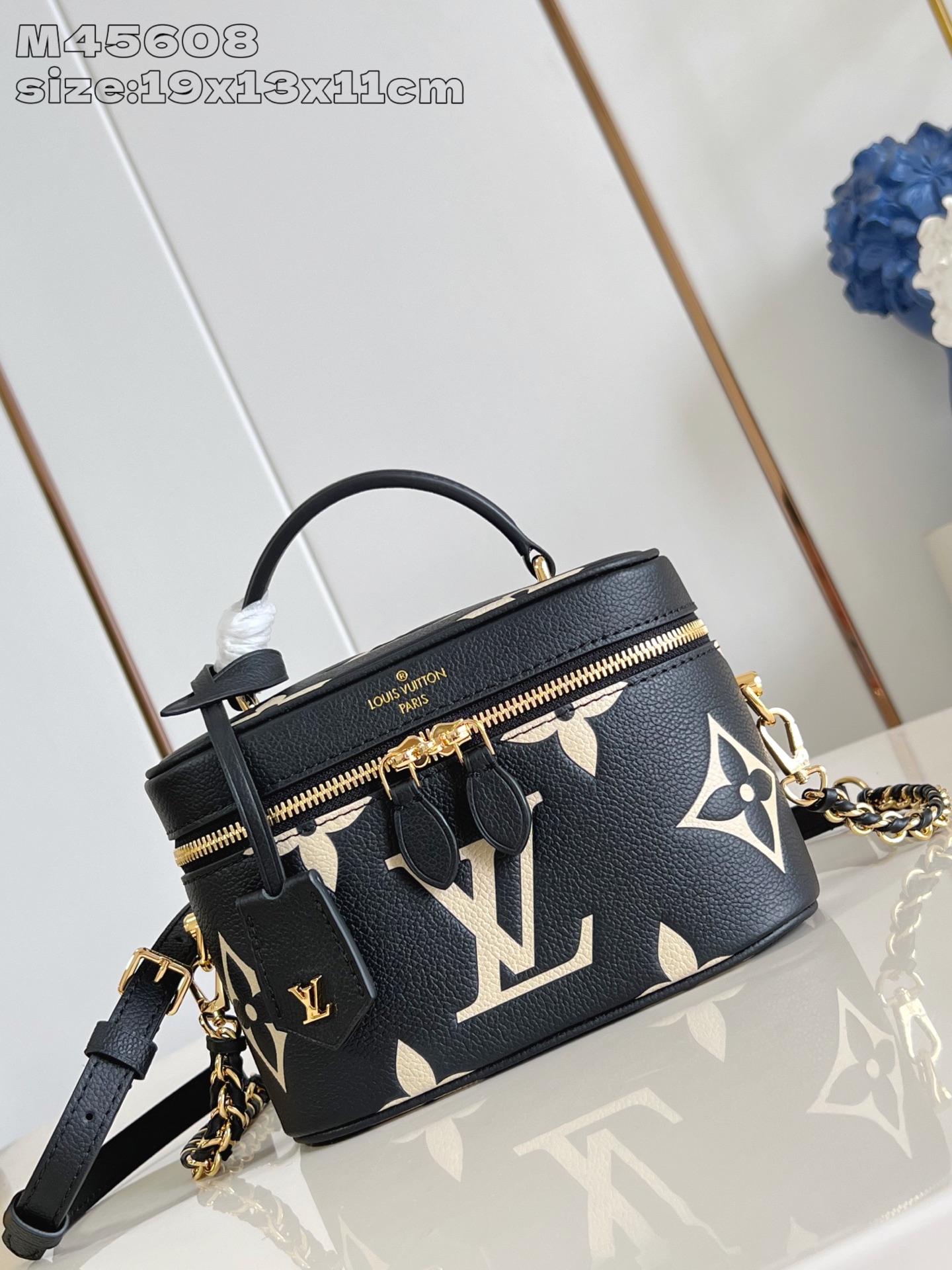 NO:405170,【Exclusive real photo M45608 black silk screen】This Vanity small handbag combines Giant Monogram embossed, elegant configuration and leather top handle. Leather headings easily open the zipper, padlock ensures safety. The removable and adjustable shoulder strap is equipped with leather braided chain. Size 19×13×11 Q.800, LV [original leather], louis vuitton19860909【独家实拍 M45608黑丝印】本款 Vanity 小号手袋融合 Giant Monogram 压纹、雅致构型和皮革顶部手柄.皮革抽穗轻松开启拉链,挂锁确保安全无虞.可拆卸并调节的肩带配有皮革编织链条.尺寸19×13×11 Q.800,LV【原厂皮】,louis vuitton,Bag