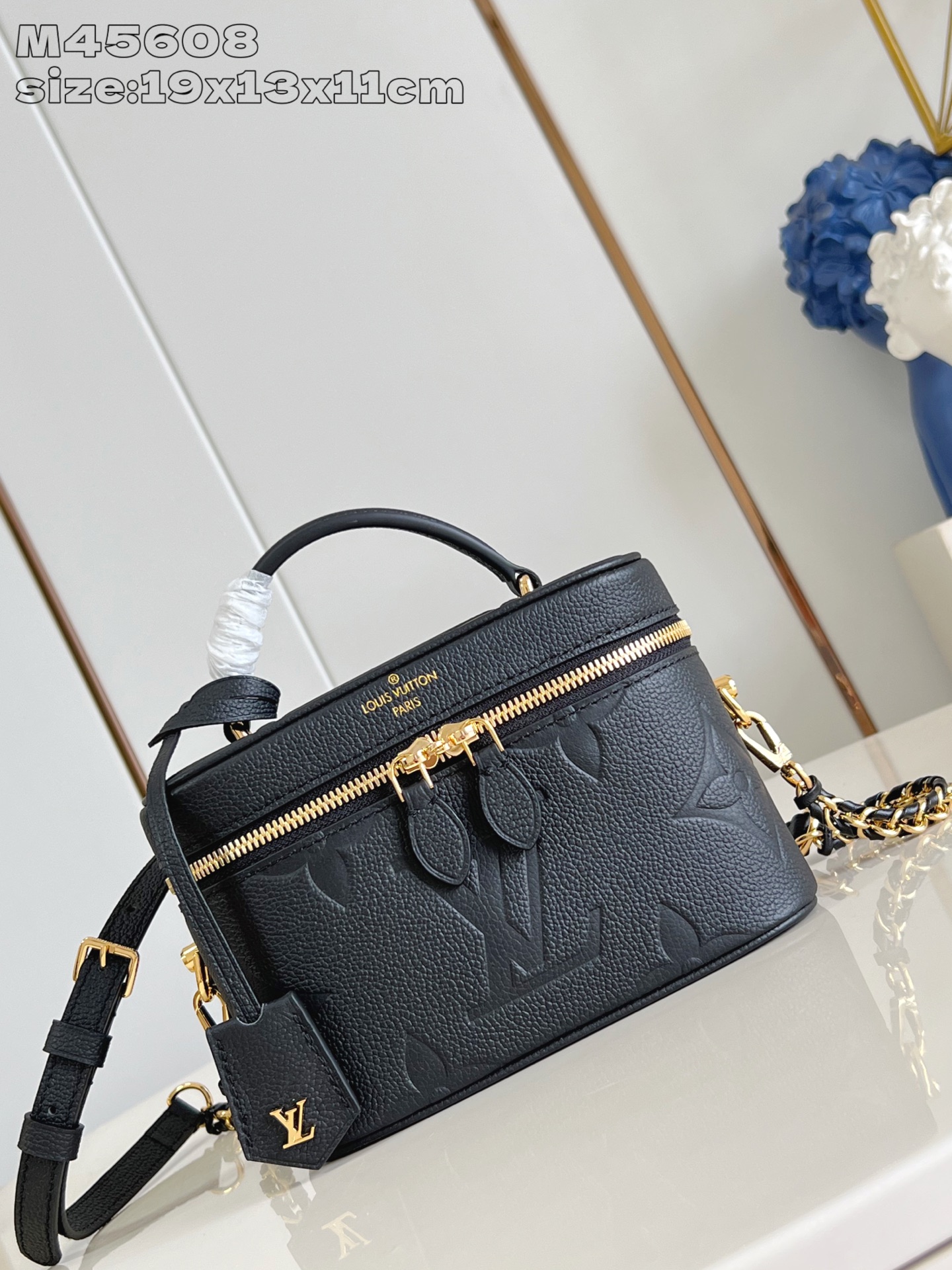 NO:405174,【Exclusive real photo M45608 black embossing】This Vanity small handbag combines Giant Monogram embossing, elegant configuration and leather top handle. The leather head is easily opened to zip, and the padlock is guaranteed to be safe. The removable and adjustable shoulder strap is equipped with a leather braided chain. Size 19×13×11 Q.800, LV [original leather], louis vuitton19860909【独家实拍 M45608黑压花】本款 Vanity 小号手袋融合 Giant Monogram 压纹、雅致构型和皮革顶部手柄.皮革抽穗轻松开启拉链,挂锁确保安全无虞.可拆卸并调节的肩带配有皮革编织链条.尺寸19×13×11 Q.800,LV【原厂皮】,louis vuitton,Bag