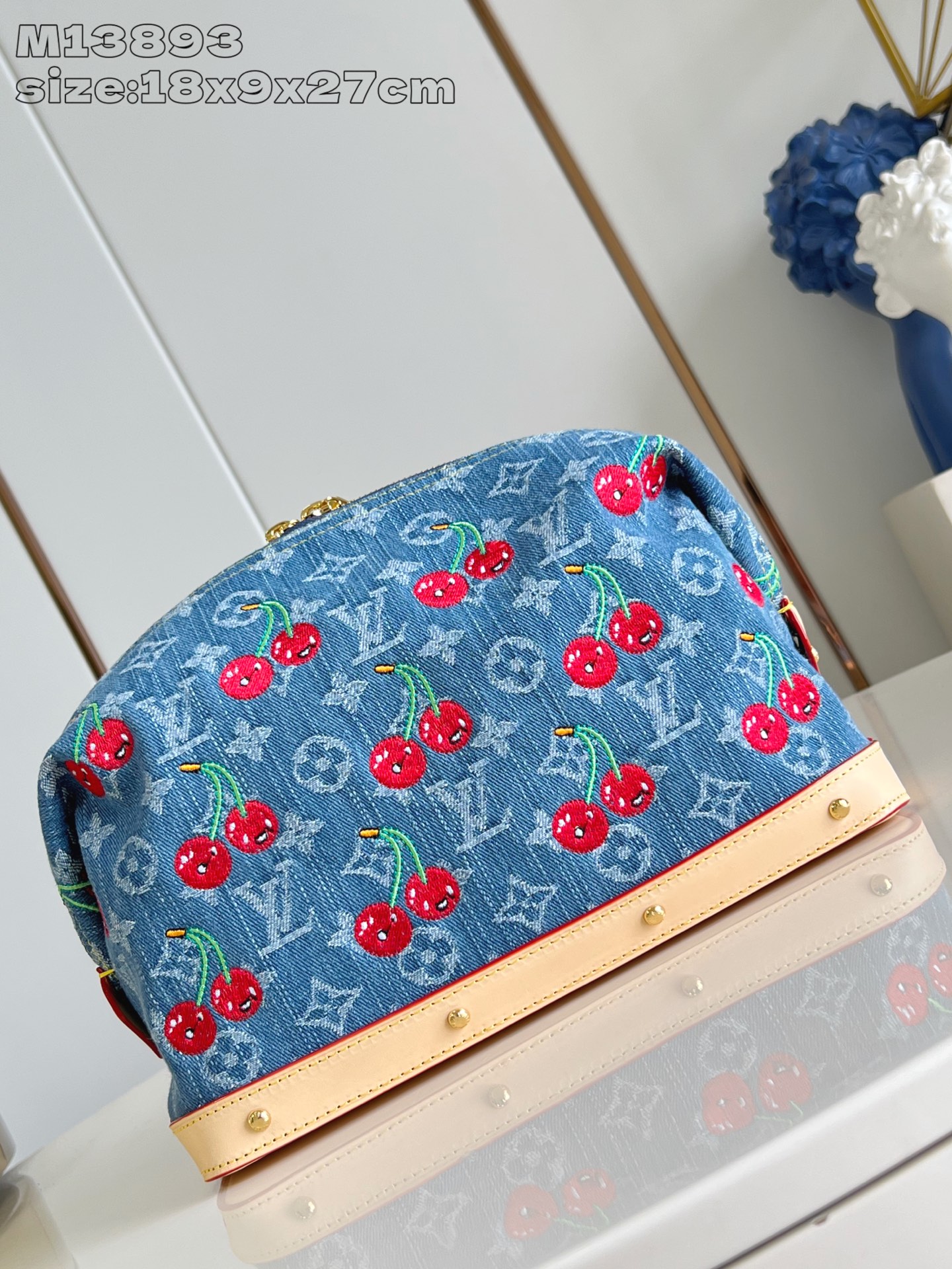 NO:405191,【Exclusive real photo M13893】This large-size makeup bag is made of Monogram denim, which conveys the vitality of Louis Vuitton x Murakami replica series with cute cherry embroidery patterns. Metal rivets inject unruly style into the leather trim, zipper wide-mouth design and detachable and washed lining highlight functional considerations. 18 x 9 x 27 cm (height x width x length) C.530,LV [original leather],louis vuitton,louis vuitton,cosmetic bags & cases19860909【独家实拍 M13893】本款大号化妆包取材 Monogram 丹宁布,以可爱樱桃刺绣图案传递路易威登 x 村上隆复刻系列的活力意趣.金属铆钉为皮革饰边注入不羁风范,拉链广口设计与可拆卸并水洗的内衬彰显功能考量.18 x 9 x 27厘米 (高 x 宽 x 长度) C.530,LV【原厂皮】,louis vuitton,louis vuitton,cosmetic bags & cases,Bag