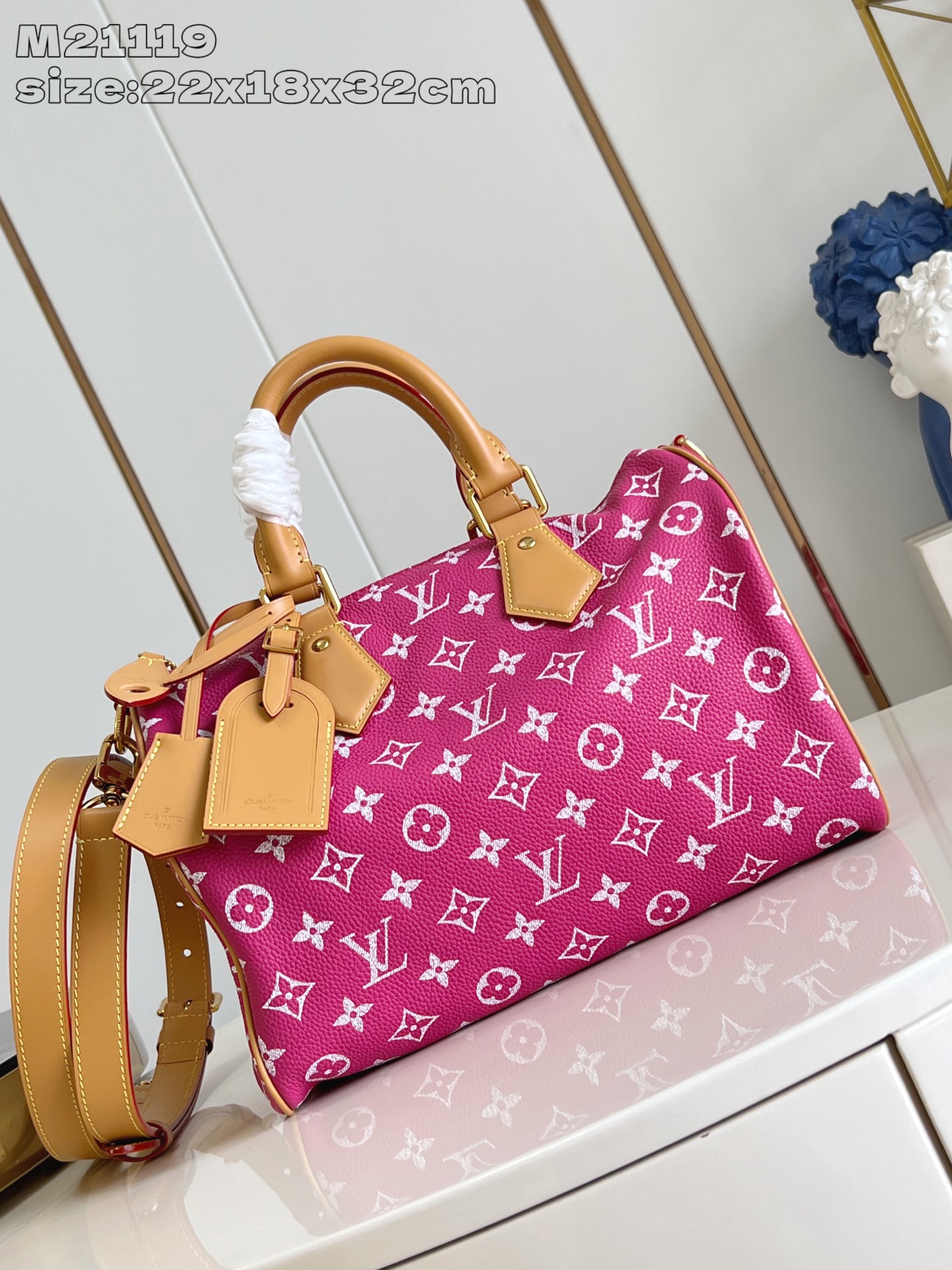 NO:405205,【Exclusive real photo M21119 Rose Purple】speedy Bandoulière 30 handbag is carefully crafted from cowhide leather printed with classic Monogram pattern, and the size is just right. It is compact and lightweight, and is enough to accommodate daily needs. The handbag shows exquisite craftsmanship in the details, from retro side locks to luxurious sheepskin lining, each reflects the brand's unremitting pursuit of quality. In addition to the top handle design, it is also equipped with removable shoulder straps, providing a variety of carrying methods. 22.5 x 18 x 32 cm (height x width x length) A.1300 【warm reminder This model is too big and does not match the packaging】, LV 【original leather】, louis vuitton,cowhide,sheepskin19860909【独家实拍 M21119玫紫】 speedy  Bandoulière 30 手袋采用印有经典 Monogram 图案的牛皮革精心打造,尺寸设计恰到好处既紧凑轻便,又足以容纳日常所需.手袋在细节处尽显精湛工艺,从复古侧锁到奢华的羊皮革内衬,每处都体现品牌出对品质的不懈追求.除了顶部手柄设计,还配备可拆卸肩带,提供多样化的携带方式.22.5 x 18 x 32厘米 (高 x 宽 x 长度) A.1300【温馨提示 此款太大不配包装】,LV【原厂皮】,louis vuitton,cowhide,sheepskin,Bag