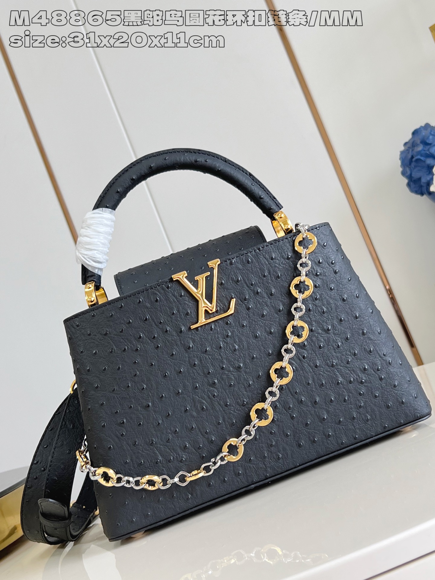 NO:405210,【Exclusive real photo M48865 Black Ostrich Round Garland Chain/Medium】 This Capucines medium-sized handbag comes from the Chain On You series, with Taurillon cowhide focusing on the brand's ingenuity and exquisite craftsmanship. Jewelry style double-plated chain embellishes Monogram flowers, round LV letters and metal parts add exquisite brushstrokes. Whether crossbody, hand or shoulder, it can show elegant style. 20 x 11 x 31.5 cm (height x width x length) N.1550,LV [original leather],louis vuitton,cowhide19860909【独家实拍 M48865黑鸵鸟圆花环扣链条/中号】 本款 Capucines 中号手袋出自 Chain On You 系列,以 Taurillon 牛皮革聚焦品牌匠心巧思与精良工艺.珠宝风格双镀链条点缀 Monogram 花卉,圆润 LV 字母和金属件再添考究笔触.无论斜挎、手提或肩背,均可展露优雅格调.20 x 11 x 31.5厘米 (高 x 宽 x 长度) N.1550,LV【原厂皮】,louis vuitton,cowhide,Bag