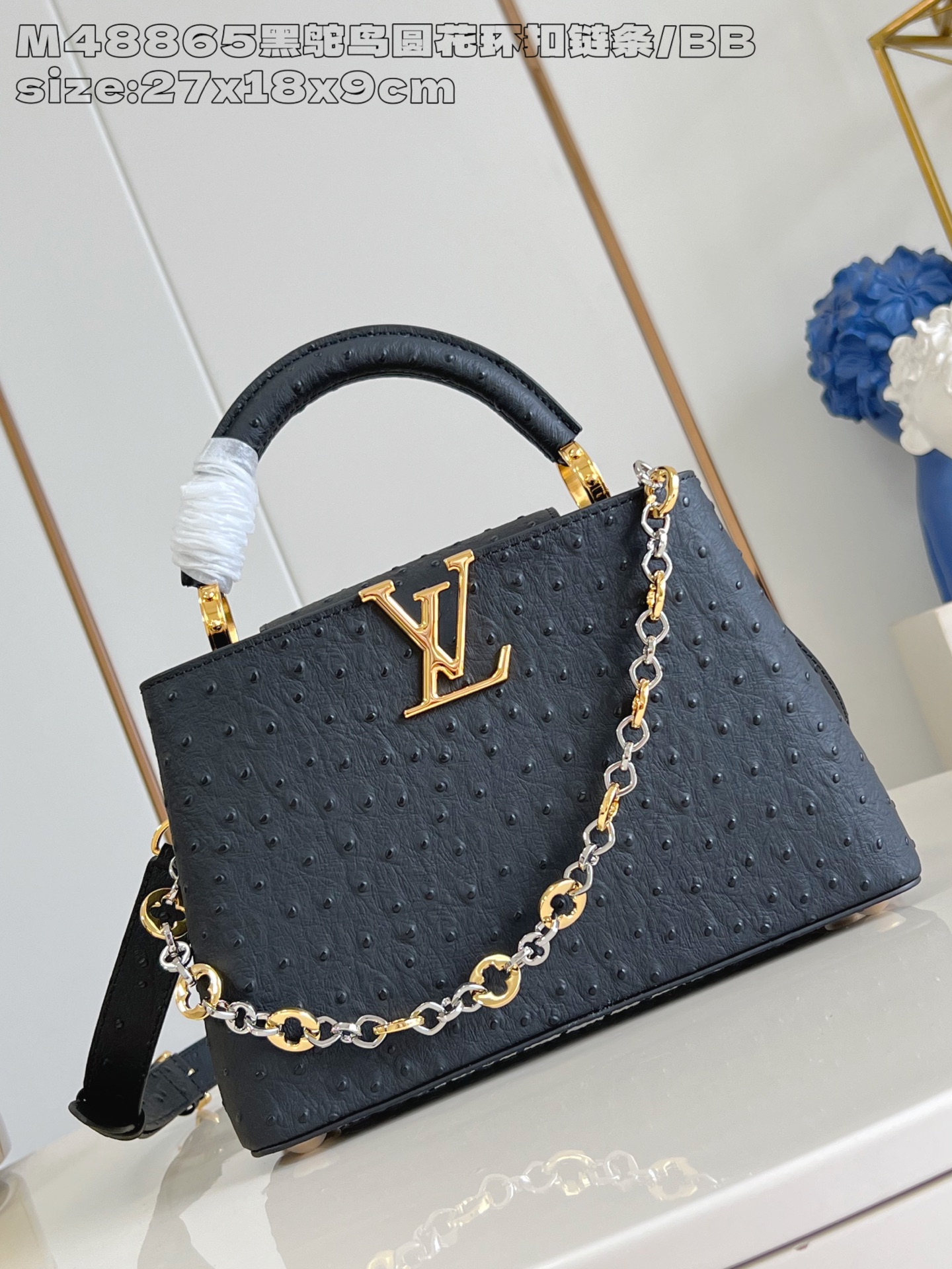 NO:405166,【Exclusive real photo M48865 Black Ostrich Round Garland Cable Chain/Small】M12936 This Capucines BB handbag is made of flexible Taurillon cowhide leather, with jewelry style double-plated chains and Monogram floral elements to indicate the identity of the Chain On You series. The flap can be placed on both sides of the inside and outside, with a abundant configuration and multiple inner bags for easy storage of daily needs, round LV letters add ingenious details. 12 x 8 x 22 cm (height x width x length) N.1450,LV [original leather],louis vuitton,cowhide19860909【独家实拍 M48865黑鸵鸟圆花环扣链条/小号】M12936 本款 Capucines BB 手袋取材柔韧 Taurillon 牛皮革,以珠宝风格双镀链条和 Monogram 花卉元素点明 Chain On You 系列身份.翻盖可置于内外两侧,充裕构型和多重内袋方便收纳日常所需,圆润 LV 字母再添匠心细节.12 x 8 x 22 厘米 (高 x 宽 x 长度) N.1450,LV【原厂皮】,louis vuitton,cowhide,Bag
