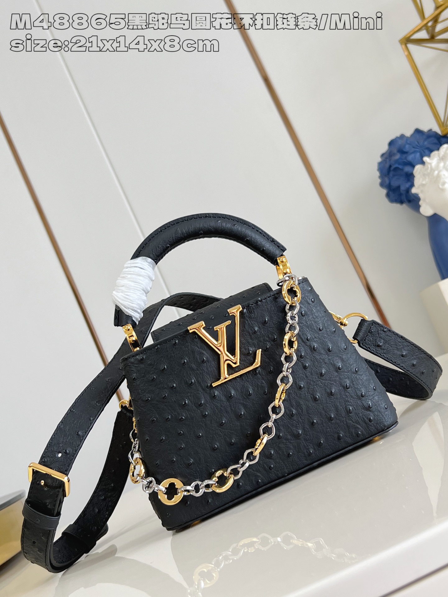 NO:405172,【Exclusive real photo M48865 Black Ostrich Garland Clutch Chain/Mini】This Capucines mini handbag comes from Capucines Chain On You series, which creates plenty of space with soft Taurillon cowhide leather, which can store daily needs such as short wallets, keys and lipsticks. The jewelry style double-plated chain is integrated into Monogram floral details, which complements the rounded LV letters, and is suitable for both in-covering or exterior. 14 x 8 x 21 cm (height x width x length) N.1350,LV [original leather],louis vuitton,cowhide19860909【独家实拍 M48865黑鸵鸟花环扣链条/迷你】本款 Capucines 迷你手袋出自 Capucines Chain On You 系列,以柔软 Taurillon 牛皮革塑造充裕空间,可收纳短款钱夹、钥匙和口红等日常所需.珠宝风格双镀链条融入 Monogram 花卉细节,与圆润 LV 字母相得益彰,翻盖内收或外置皆宜.14 x 8 x 21 厘米 (高 x 宽 x 长度) N.1350,LV【原厂皮】,louis vuitton,cowhide,Bag