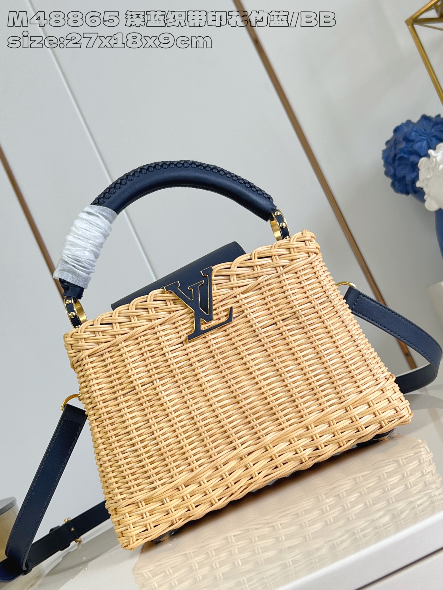 NO:405177,【Exclusive real photo M48865 dark blue webbing printed bamboo basket/small】M14366 This Capucines BB handbag draws inspiration from the Picnic hard box launched by Louis Vuitton in 1892, full of a strong summer style. The rattan bag takes several days of craftsmanship to complete, leather trim and dazzling LV letters perfect details, crossbody, shoulder or hand-held 27 x 9 x 18 cm (height x width x length) N.1350,LV [original leather],louis vuitton,louis vuitton19860909【独家实拍 M48865深蓝织带印花竹篮/小号】M14366 本款 Capucines BB手袋向路易威登于 1892 年推出的 Picnic 硬箱汲取灵感,洋溢浓郁夏日风情.藤条包身需要数天的匠心编织方可完成,皮革饰边和耀目 LV 字母完善细节,斜挎、肩背或手提皆宜 27 x 9 x 18厘米 (高 x 宽 x 长度) N.1350,LV【原厂皮】,louis vuitton,louis vuitton,Bag