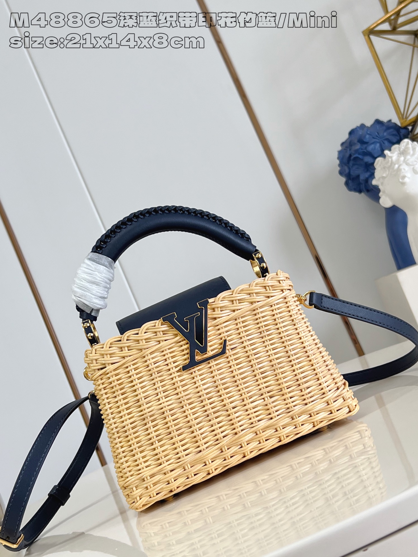 NO:405183,【Exclusive real photo M48865 dark blue webbing printed bamboo basket/mini】This Capucines mini handbag draws inspiration from the Picnic hard box launched by Louis Vuitton in 1892, and is full of a strong summer style. The rattan bag takes several days of craftsmanship to complete, leather trim and dazzling LV letters perfect details, crossbody, shoulder or hand-held 21 x 8 x 14 cm (height x width x length) N.1250,LV [original leather],louis vuitton,louis vuitton19860909【独家实拍 M48865深蓝织带印花竹篮/迷你】本款 Capucines 迷你手袋向路易威登于 1892 年推出的 Picnic 硬箱汲取灵感,洋溢浓郁夏日风情.藤条包身需要数天的匠心编织方可完成,皮革饰边和耀目 LV 字母完善细节,斜挎、肩背或手提皆宜 21 x 8 x 14厘米 (高 x 宽 x 长度) N.1250,LV【原厂皮】,louis vuitton,louis vuitton,Bag